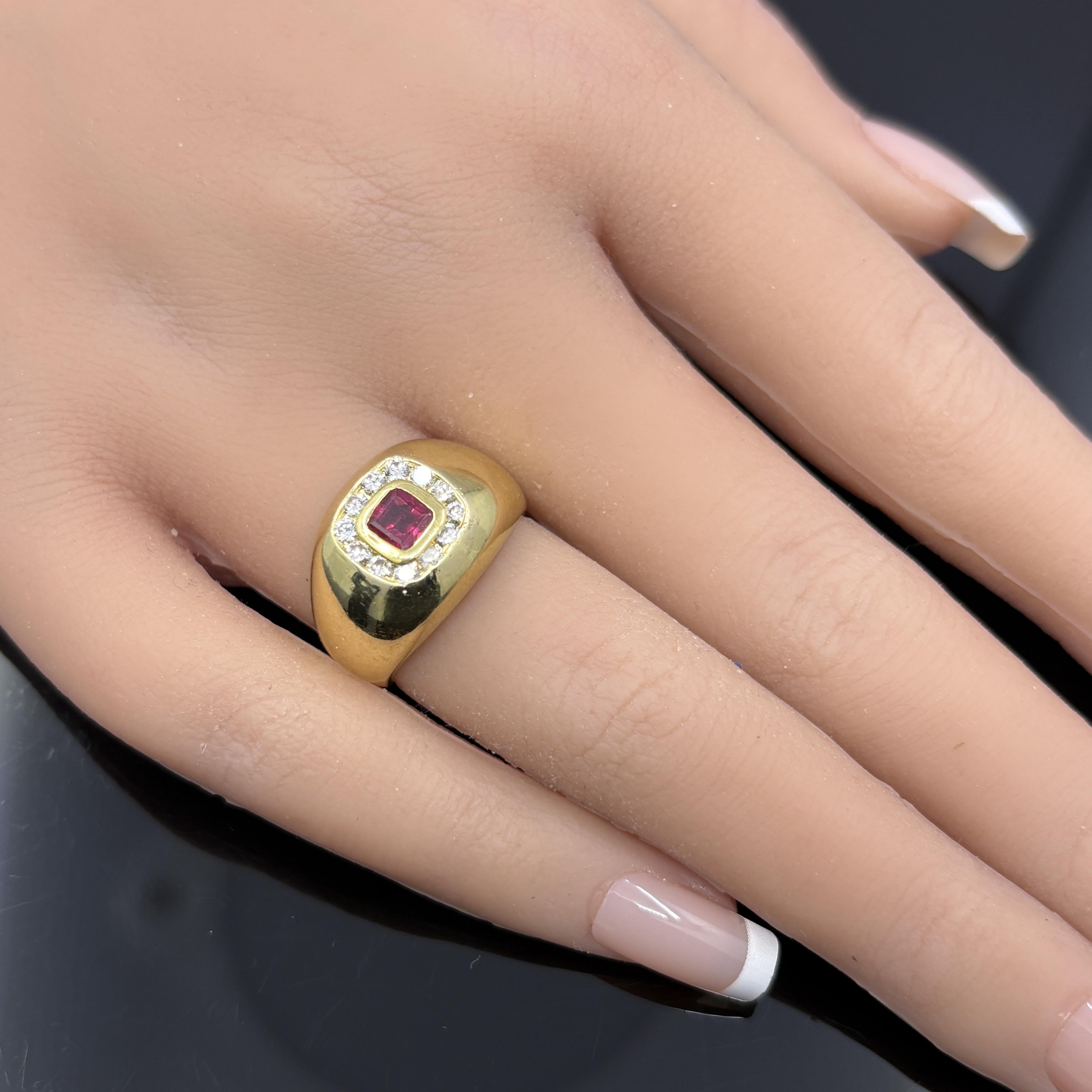 Bague Vintage Cushion Ruby & Diamond Bombe en or jaune 18k - GIA en vente 5