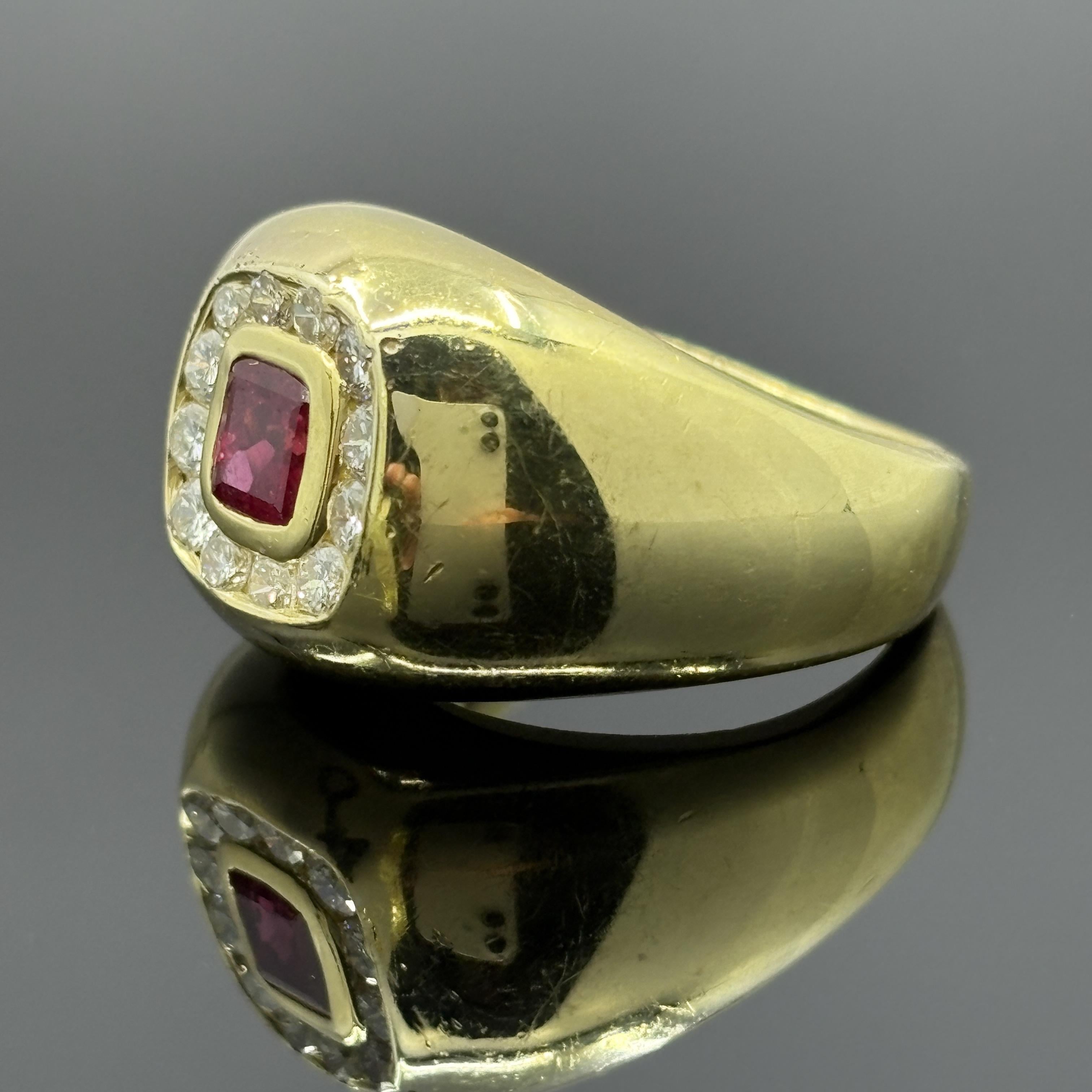 Bague Vintage en or jaune 18K avec rubis et diamants certifiés GIA - années 1970/80

Audacieuse et sculpturale, cette bague vintage de style bombe datant de la fin des années 1970 au début des années 1980 présente un rubis naturel richement saturé,