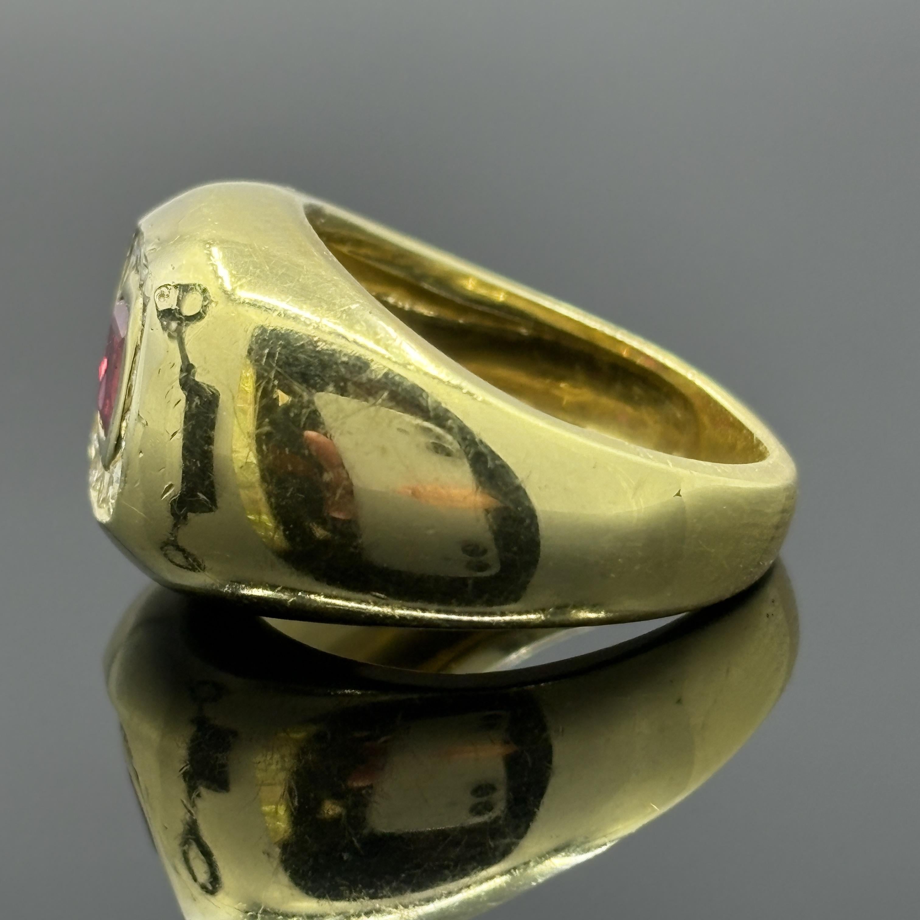 Taille coussin Bague Vintage Cushion Ruby & Diamond Bombe en or jaune 18k - GIA en vente