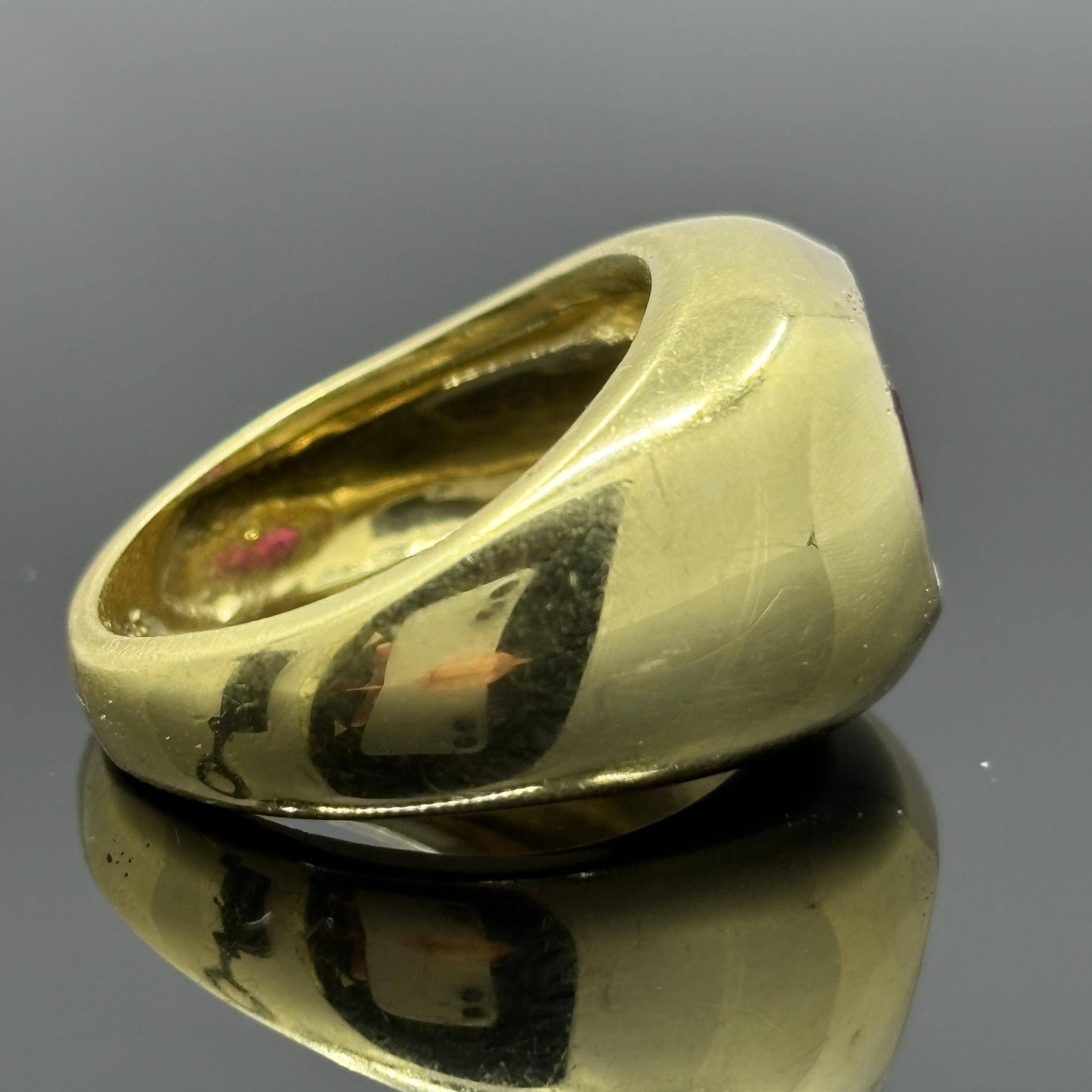 Bague Vintage Cushion Ruby & Diamond Bombe en or jaune 18k - GIA Unisexe en vente