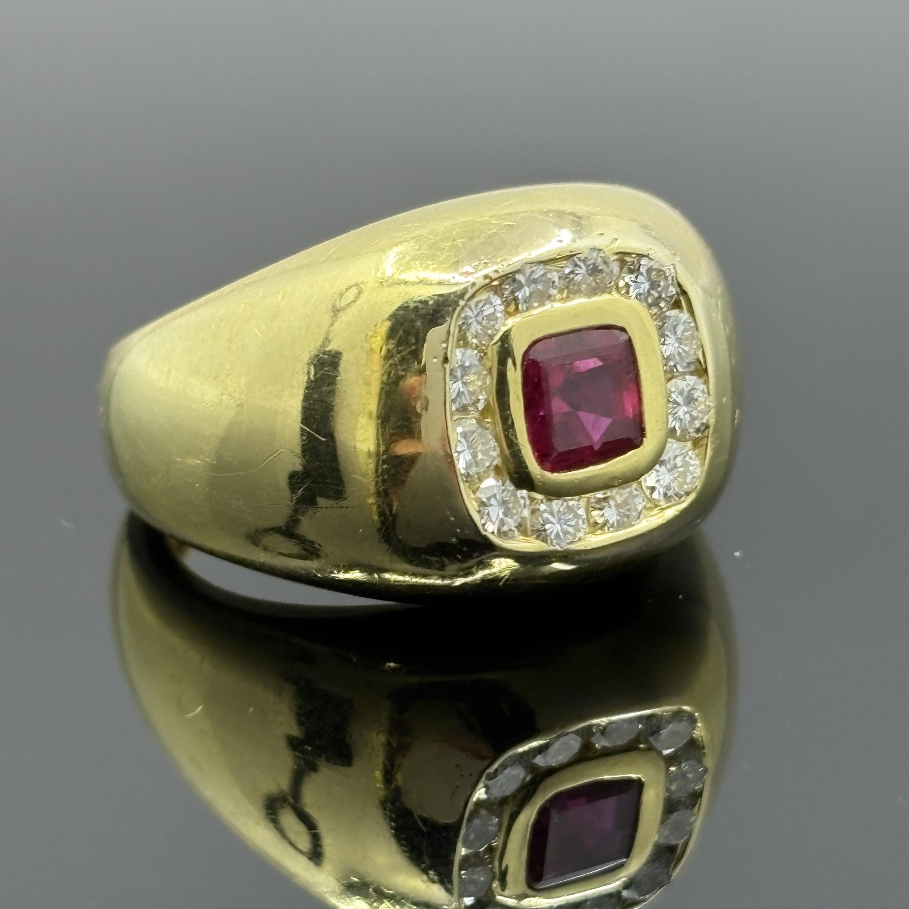 Bague Vintage Cushion Ruby & Diamond Bombe en or jaune 18k - GIA en vente 1