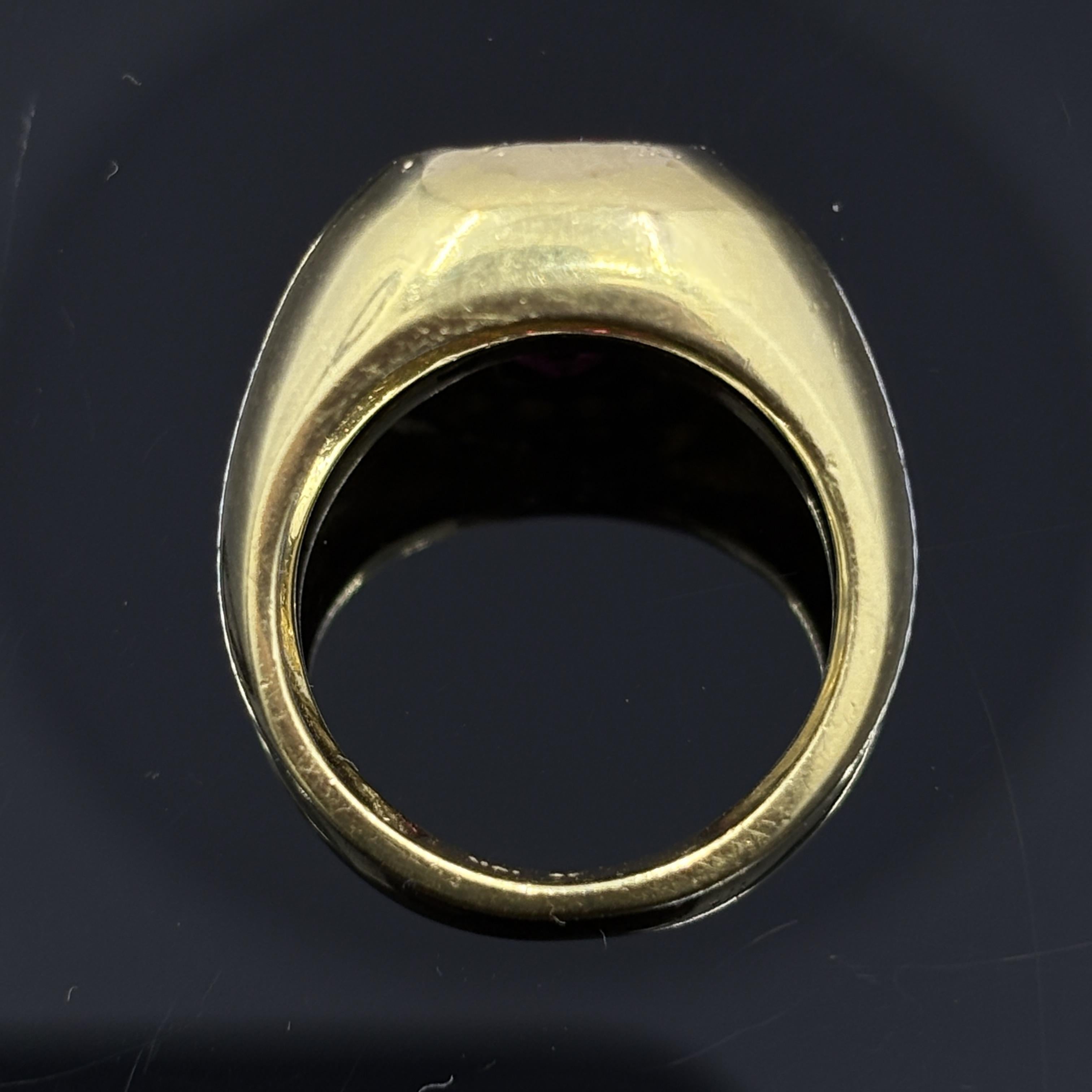 Bague Vintage Cushion Ruby & Diamond Bombe en or jaune 18k - GIA en vente 2