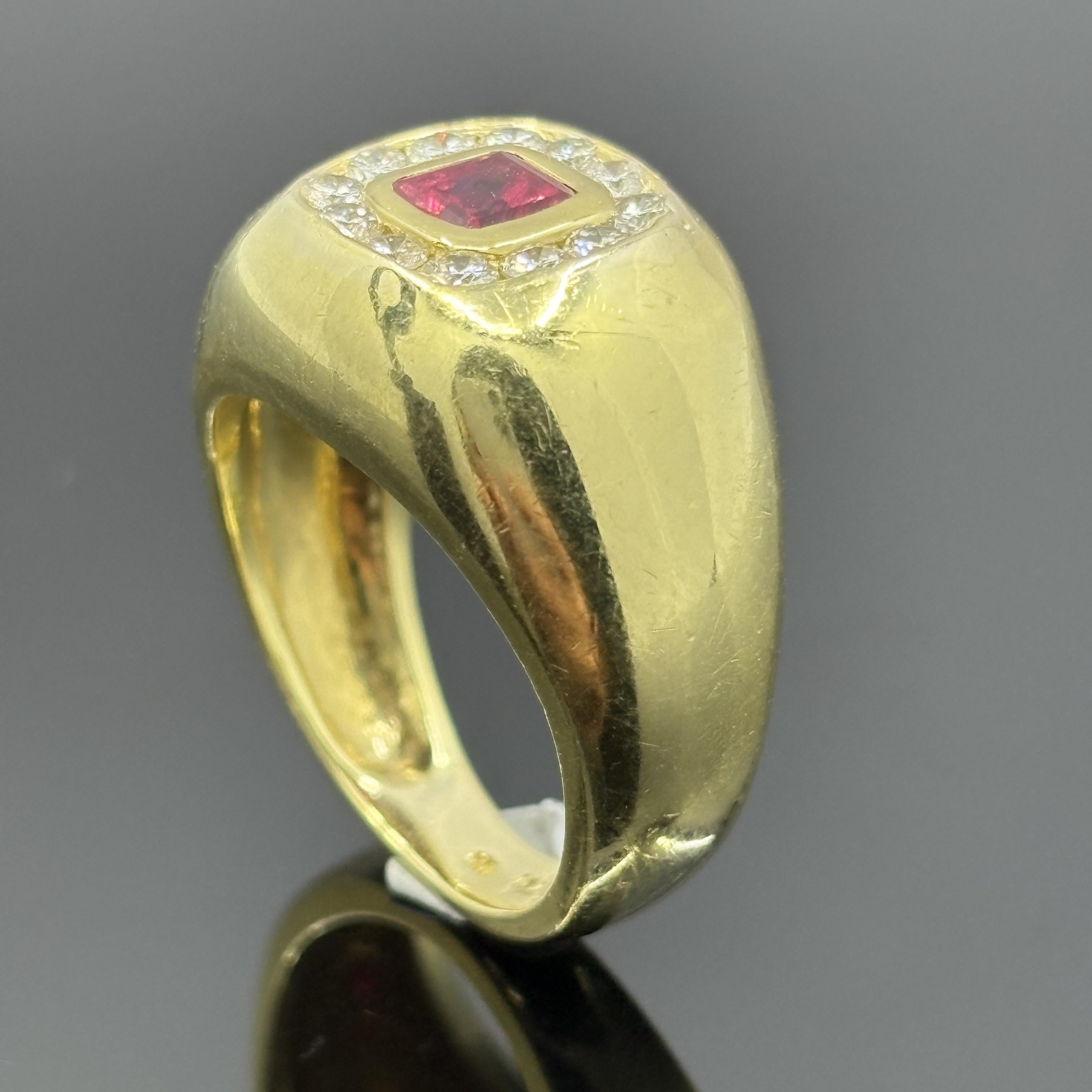 Bague Vintage Cushion Ruby & Diamond Bombe en or jaune 18k - GIA en vente 3