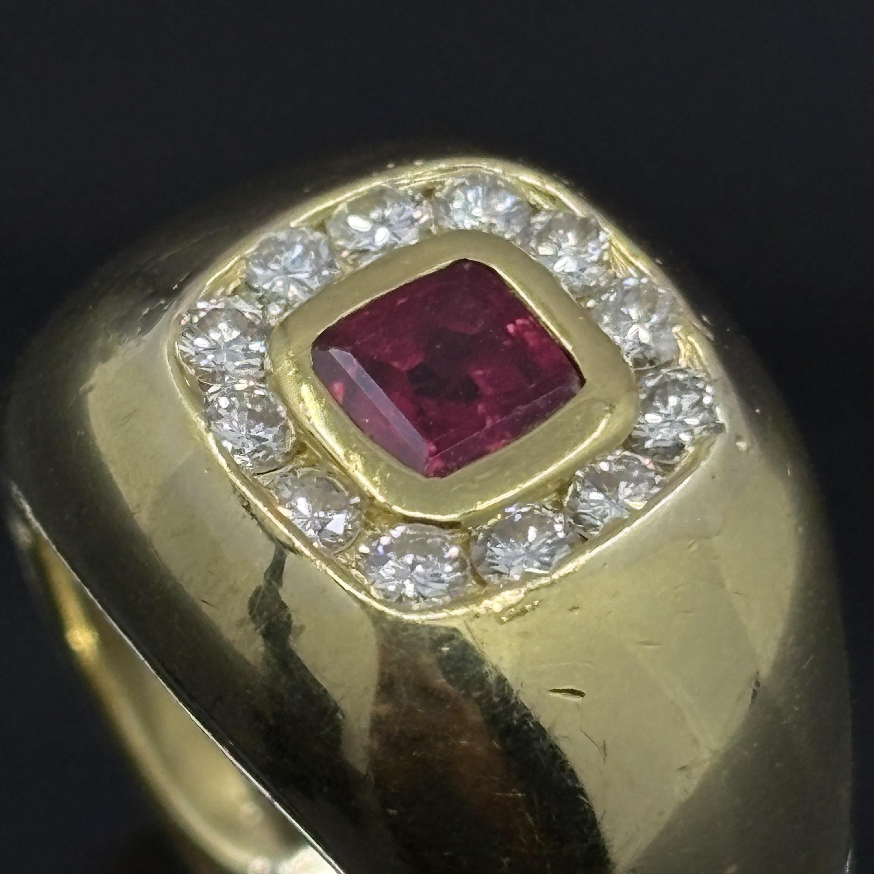 Bague Vintage Cushion Ruby & Diamond Bombe en or jaune 18k - GIA en vente 4