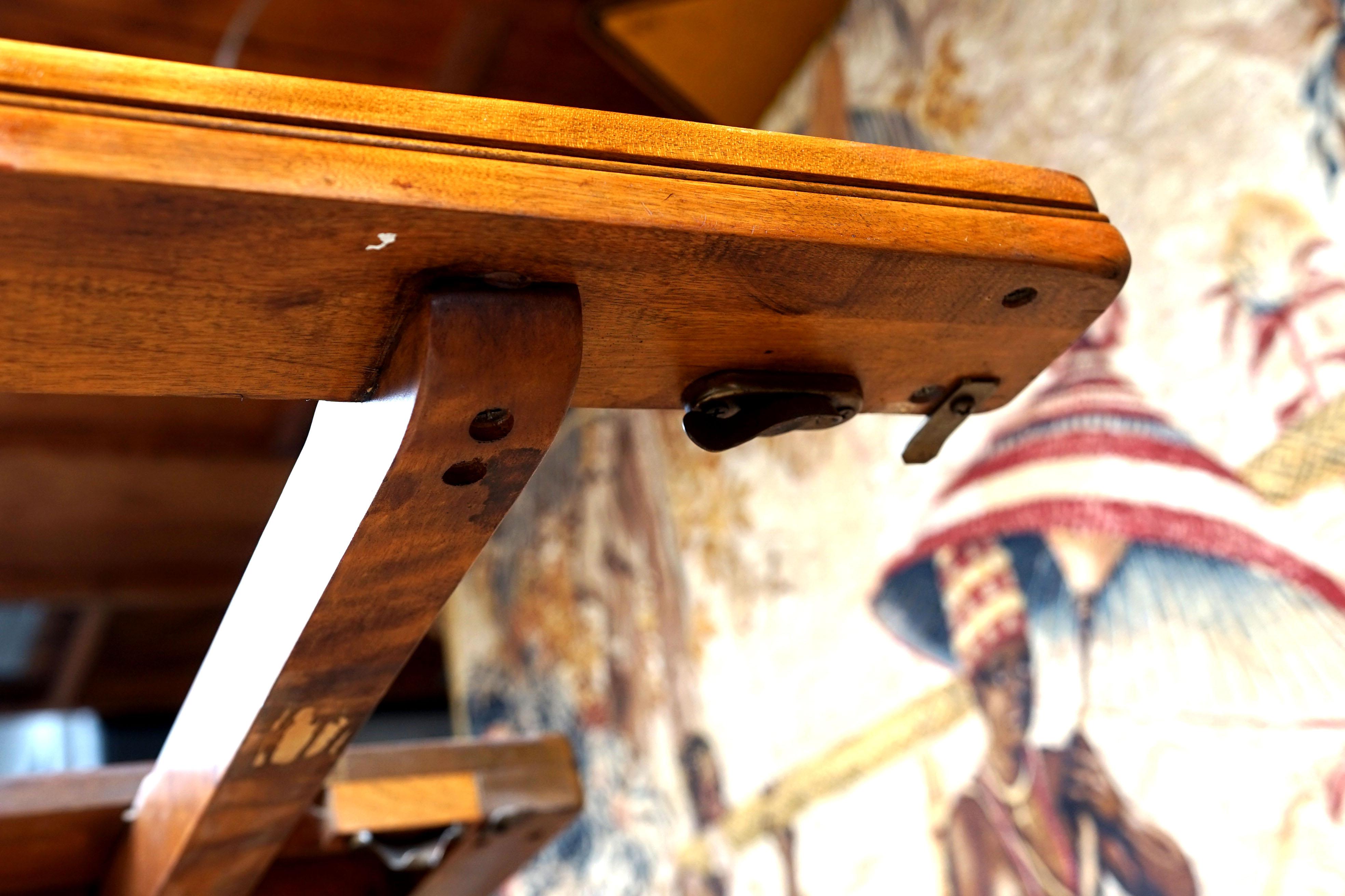 Cushman Colonial Creations Sawbuck-Tisch aus massivem Ahornholz mit Trestle, Vintage im Angebot 3