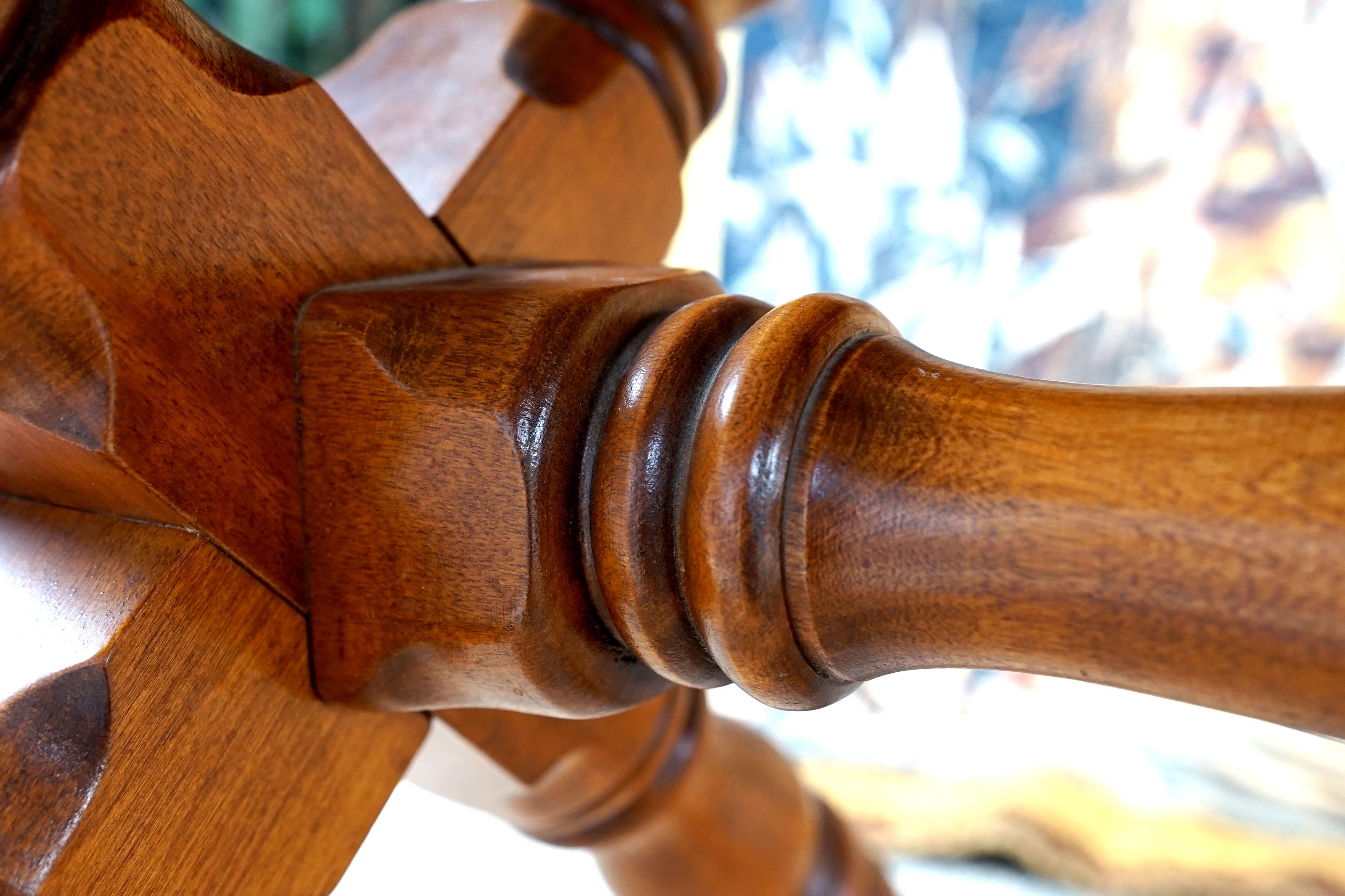 Cette table vintage provient de Cushman Coloni de Bennington, Vermont, et présente un savoir-faire traditionnel américain inspiré du design des premiers meubles américains. Le bois, le savoir-faire et le design témoignent de la haute qualité et du