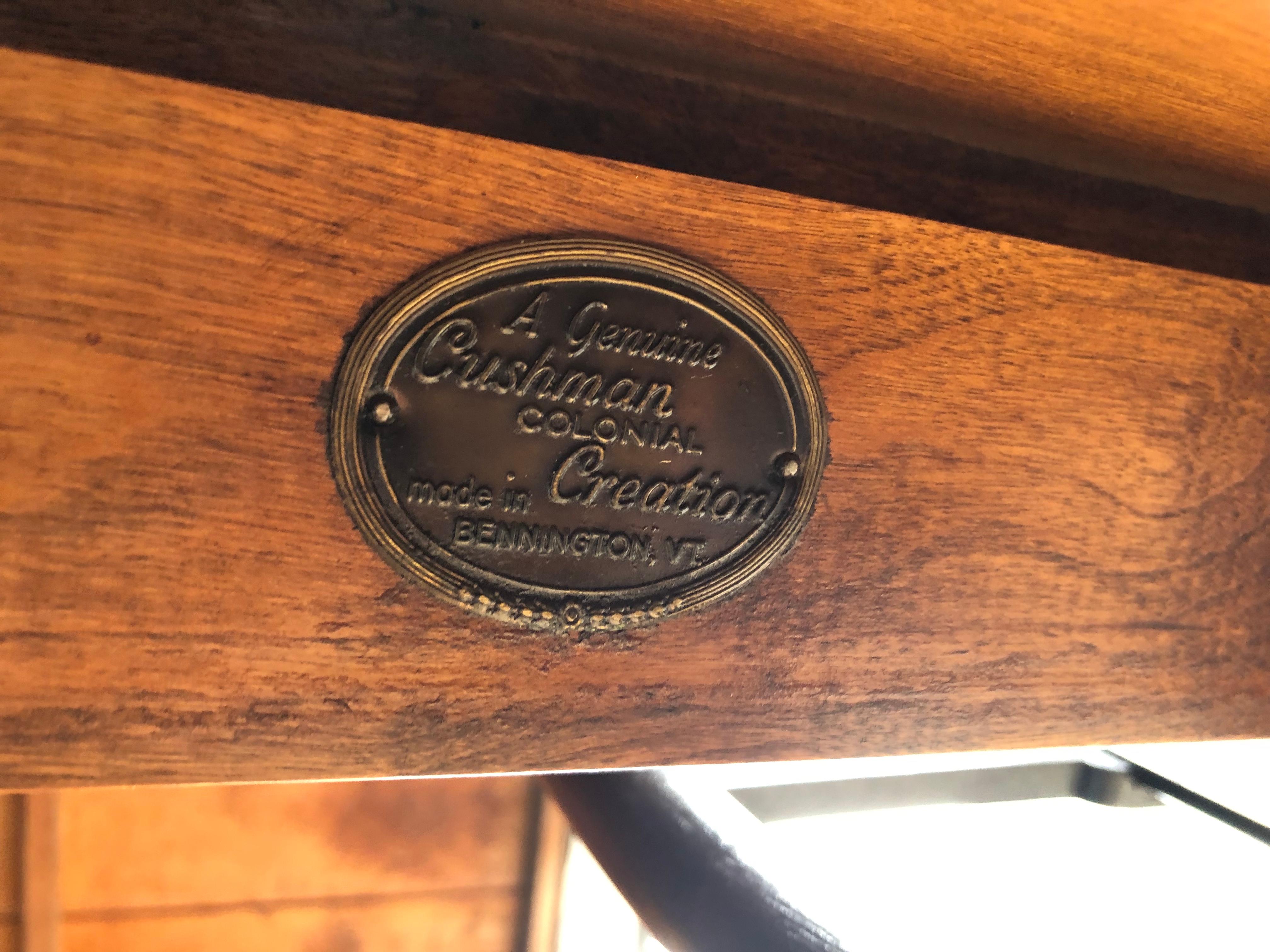 Colonial américain Table vintage Cushman Colonial Creations en érable massif Sawbuck avec tréteau en vente