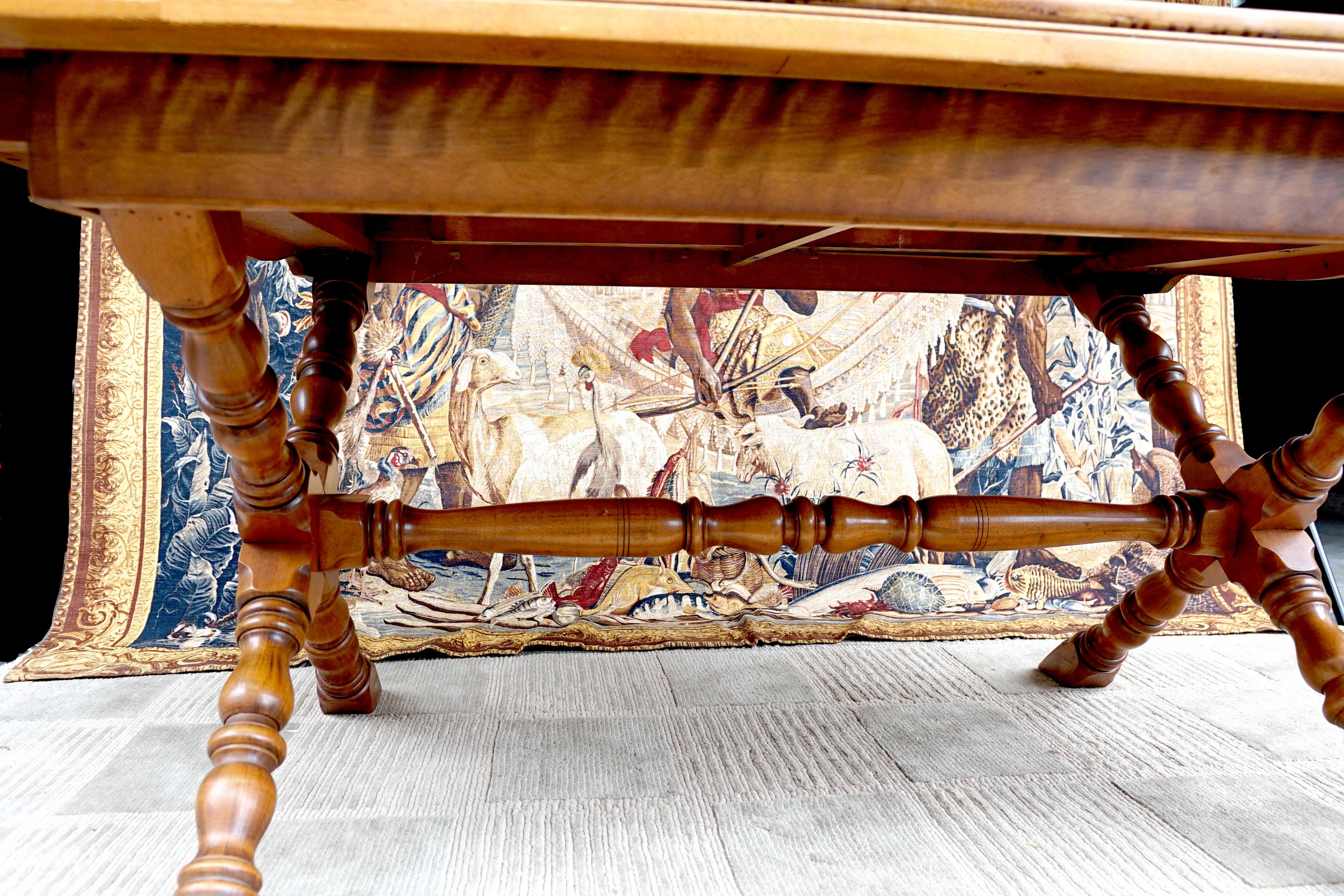 Cushman Colonial Creations Sawbuck-Tisch aus massivem Ahornholz mit Trestle, Vintage (Handgefertigt) im Angebot