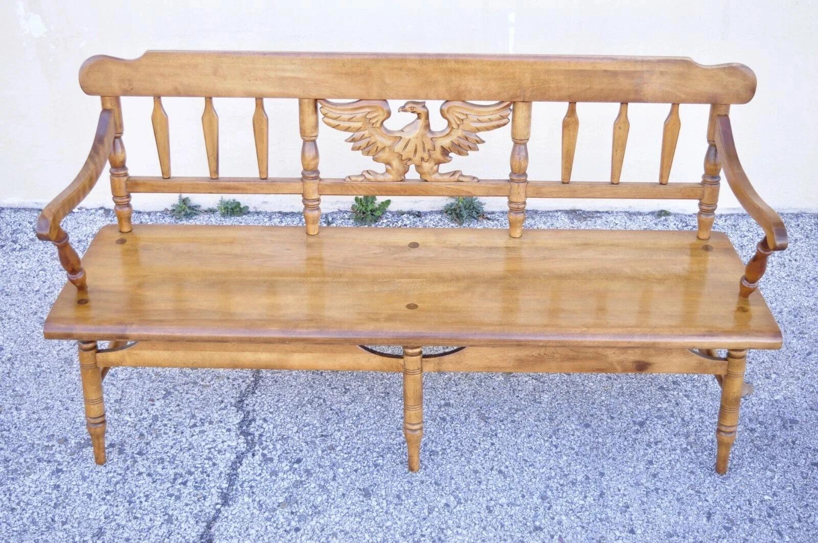 Vintage By Cushman Federal Style Legno d'acero intagliato Schienale d'aquila Panca dei diaconi In condizioni buone in vendita a Philadelphia, PA