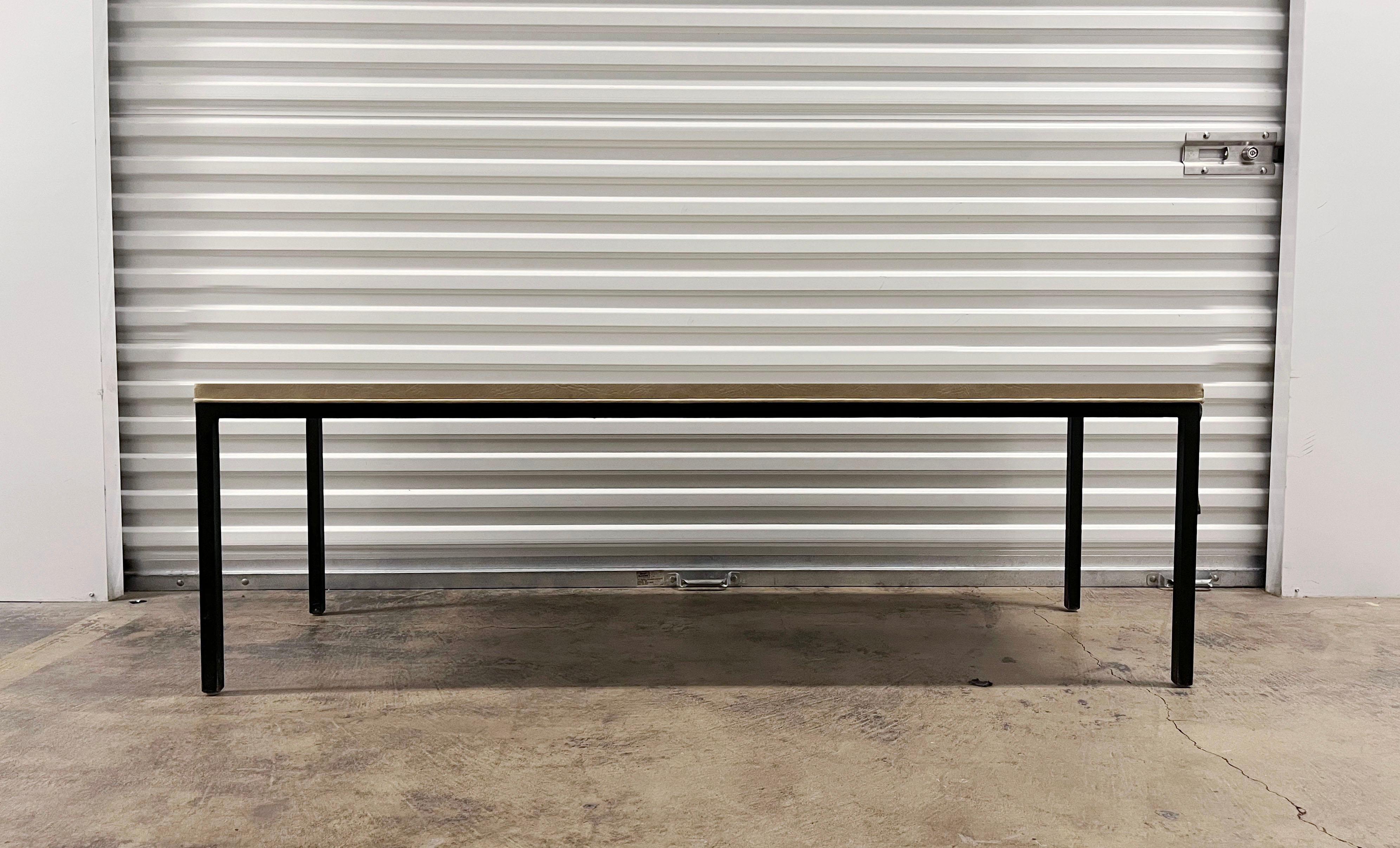 Mesa baja de bar / consola baja vintage de metal macizo arquitectónico a medida Estadounidense en venta