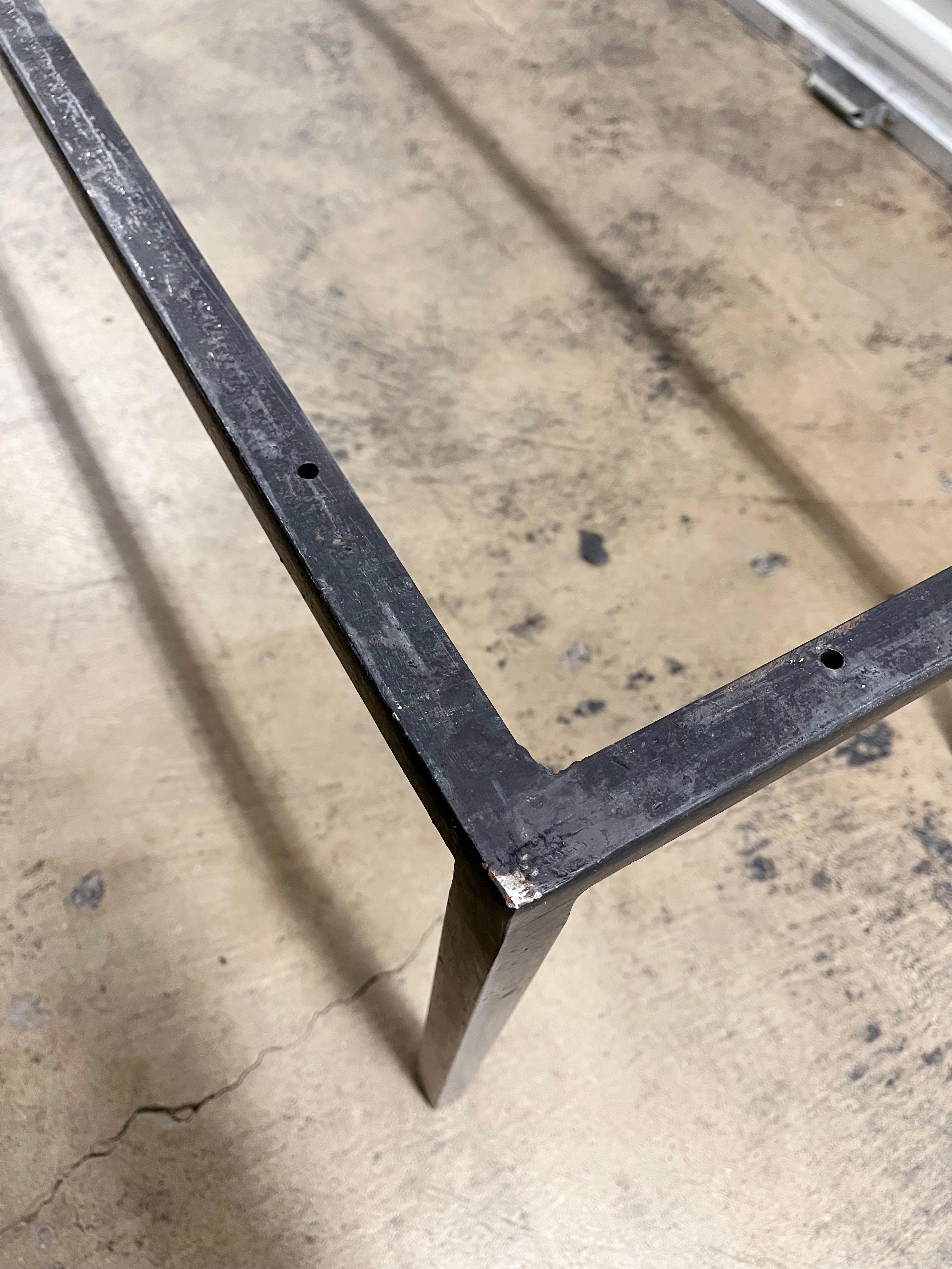 Mesa baja de bar / consola baja vintage de metal macizo arquitectónico a medida en venta 1