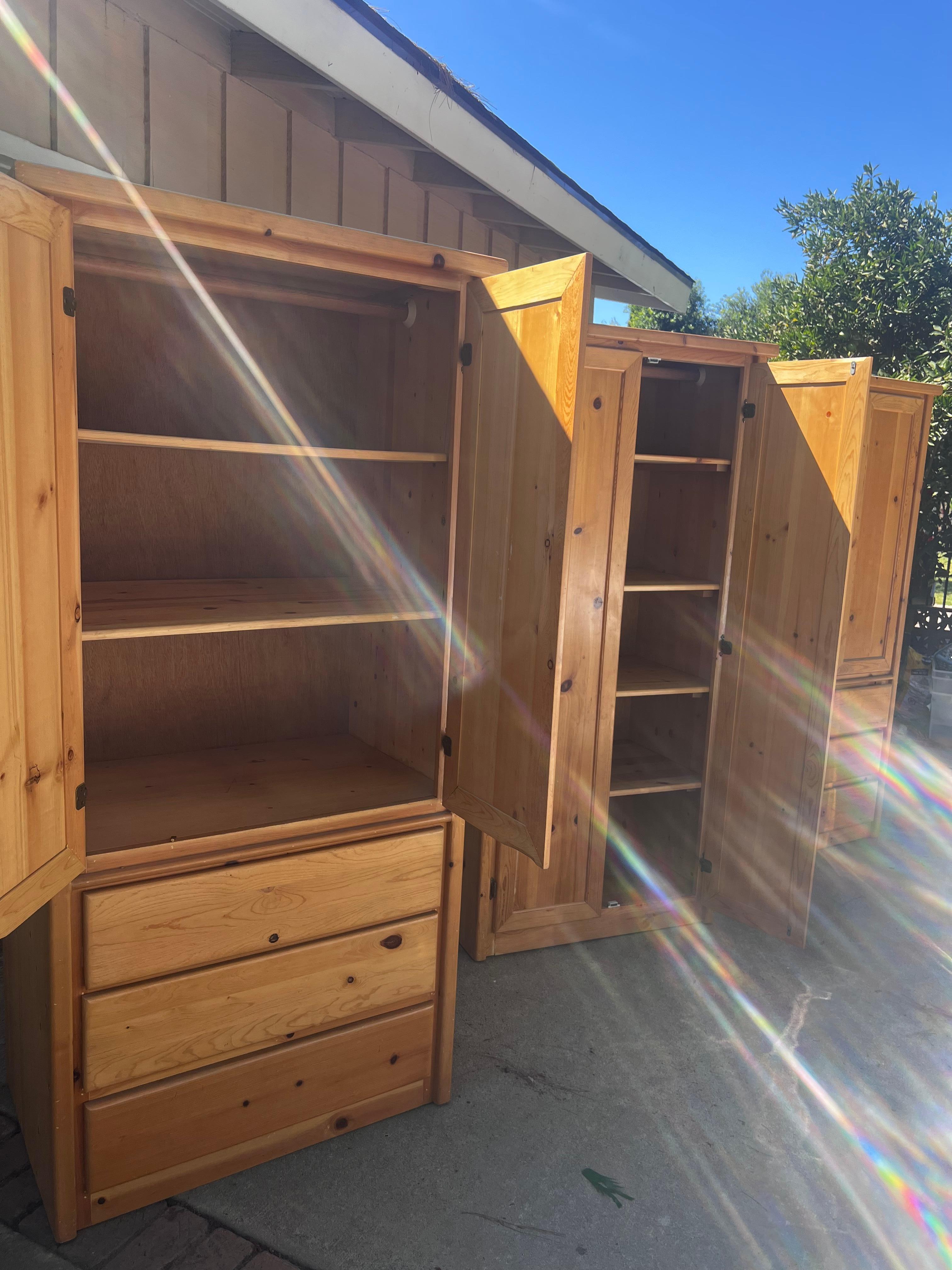 Maßgefertigt in Culver City von einer kleinen Möbelfirma aus LA im 
Herausnehmbare/verstellbare Einlegeböden, die als Kleiderschrank oder als Regal verwendet werden können. 
In jedem Schrank befindet sich eine Garderobenstange. 

Mehrere Exemplare