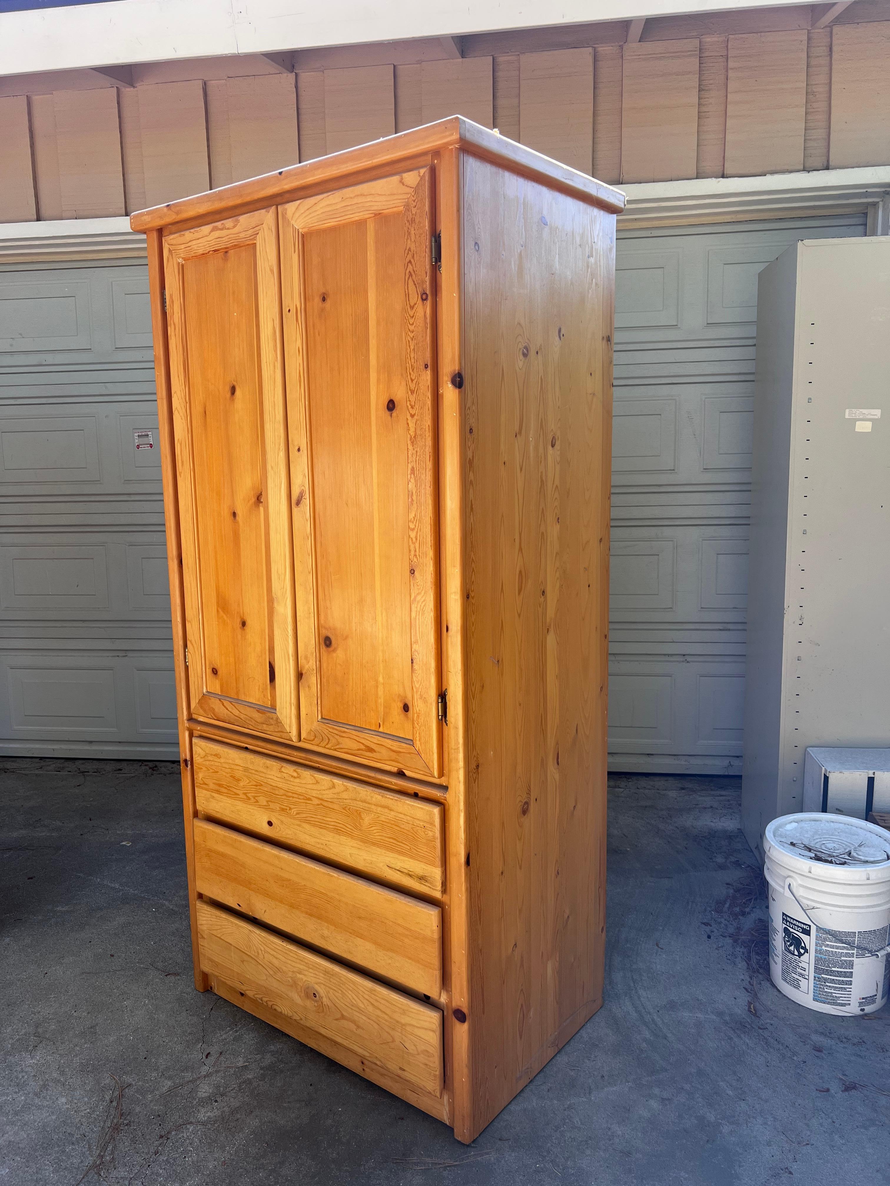 Vintage Custom gebaut Kiefer knotig Kleiderschrank / Schrank (Rustikal) im Angebot