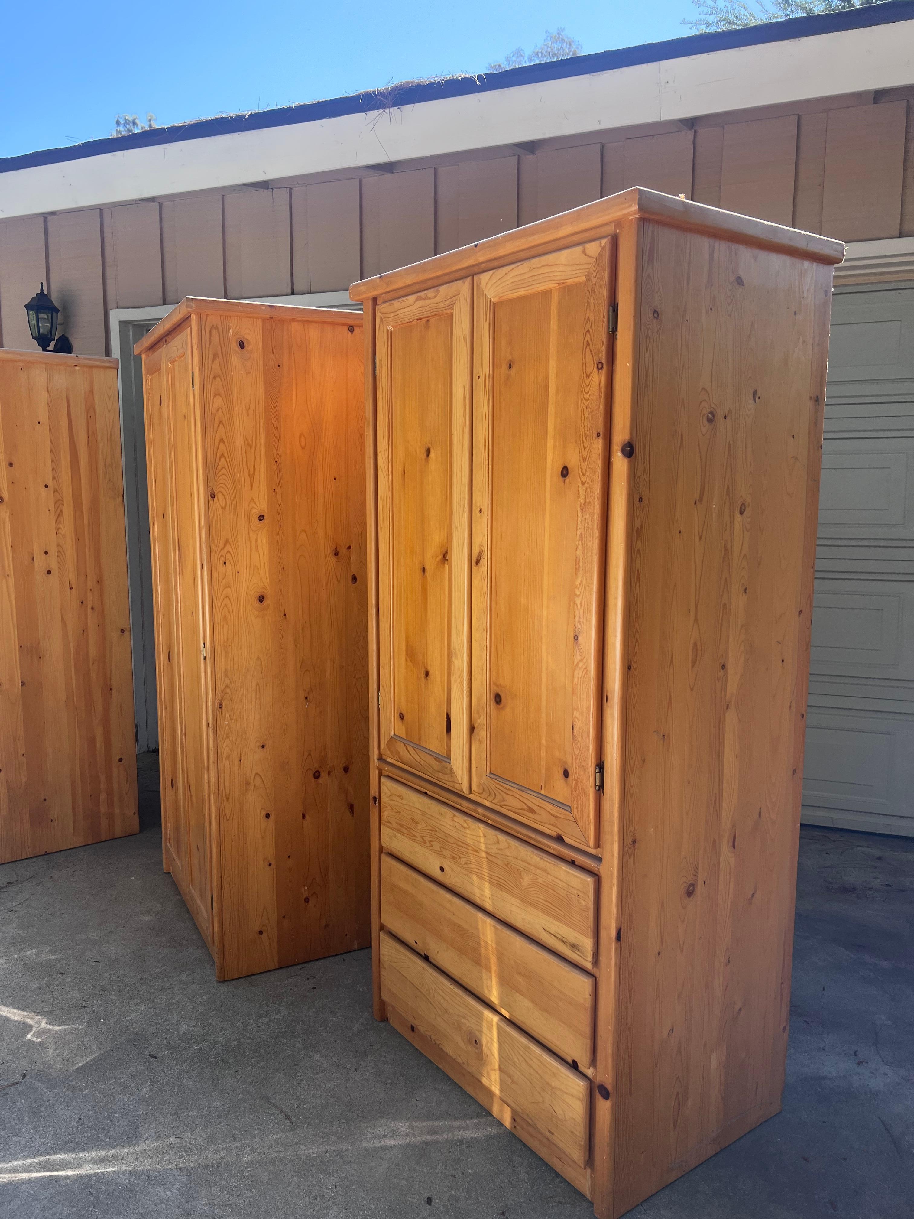 Vintage Custom gebaut Kiefer knotig Kleiderschrank / Schrank im Zustand „Gut“ im Angebot in Los Angeles, CA