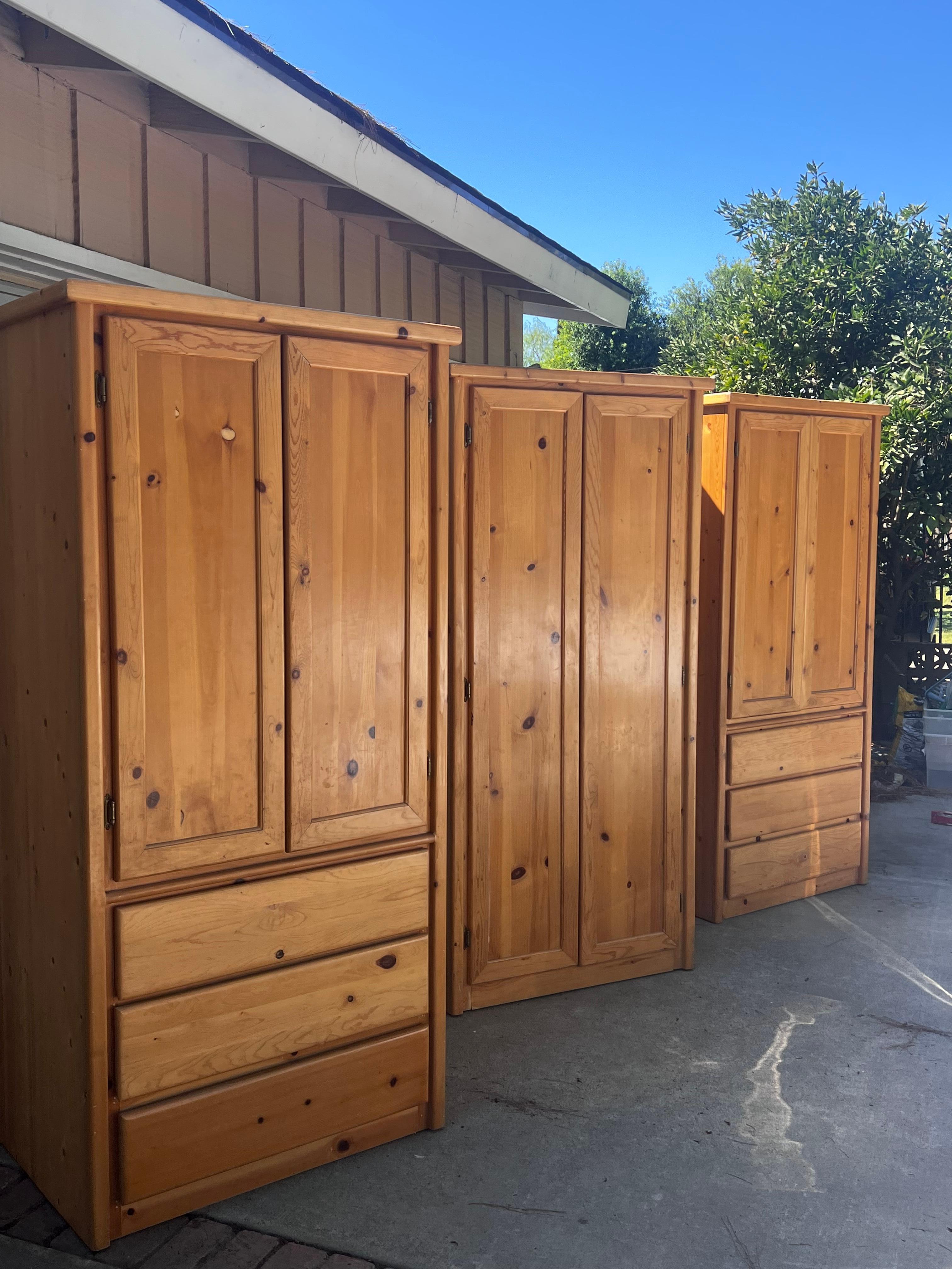 Vintage Custom gebaut Kiefer knotig Kleiderschrank / Schrank (20. Jahrhundert) im Angebot