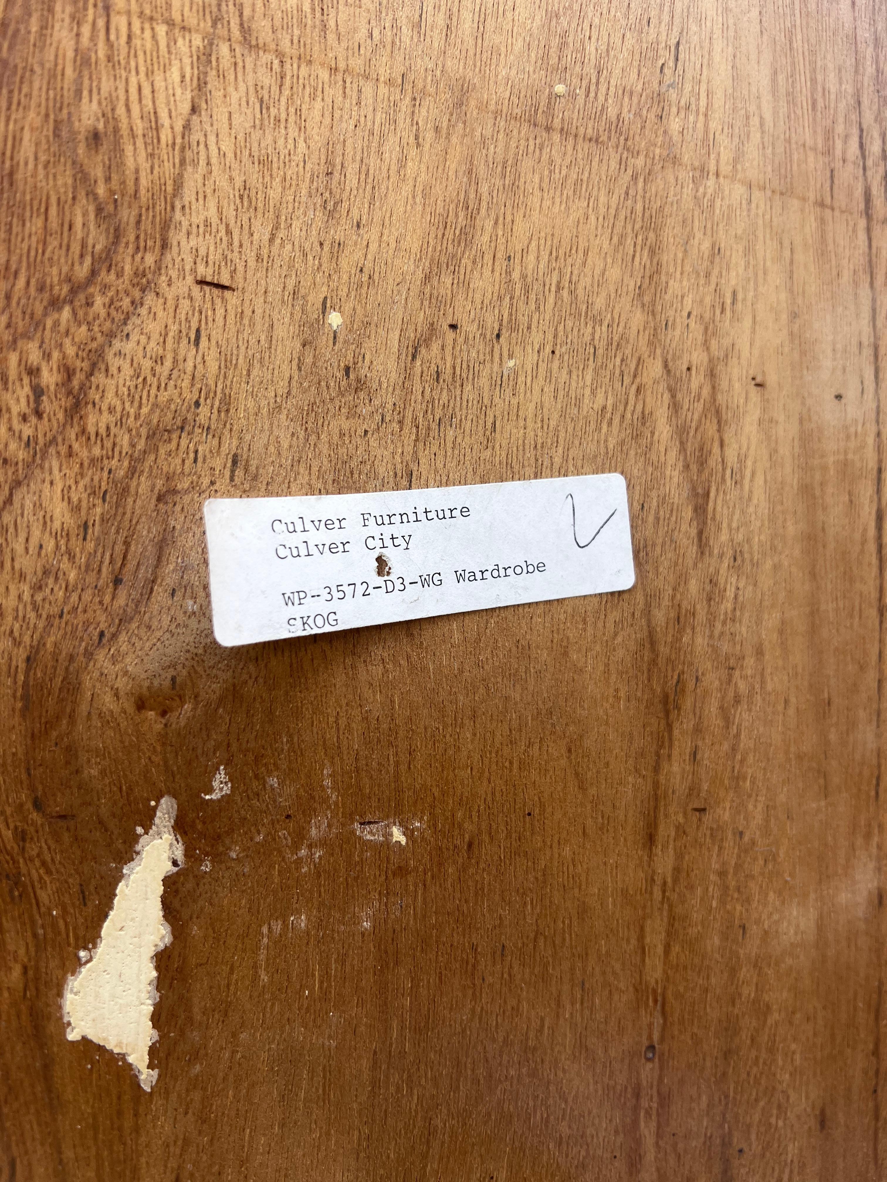 Vintage Custom gebaut Kiefer knotig Kleiderschrank / Schrank (Kiefernholz) im Angebot