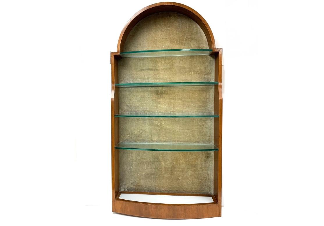 Wandvitrine aus Mahagoniholz mit gewölbtem Gehäuse und gewölbtem Deckel. Der Schrank mit vier abgestuften konvexen Form fixiert 3/8 