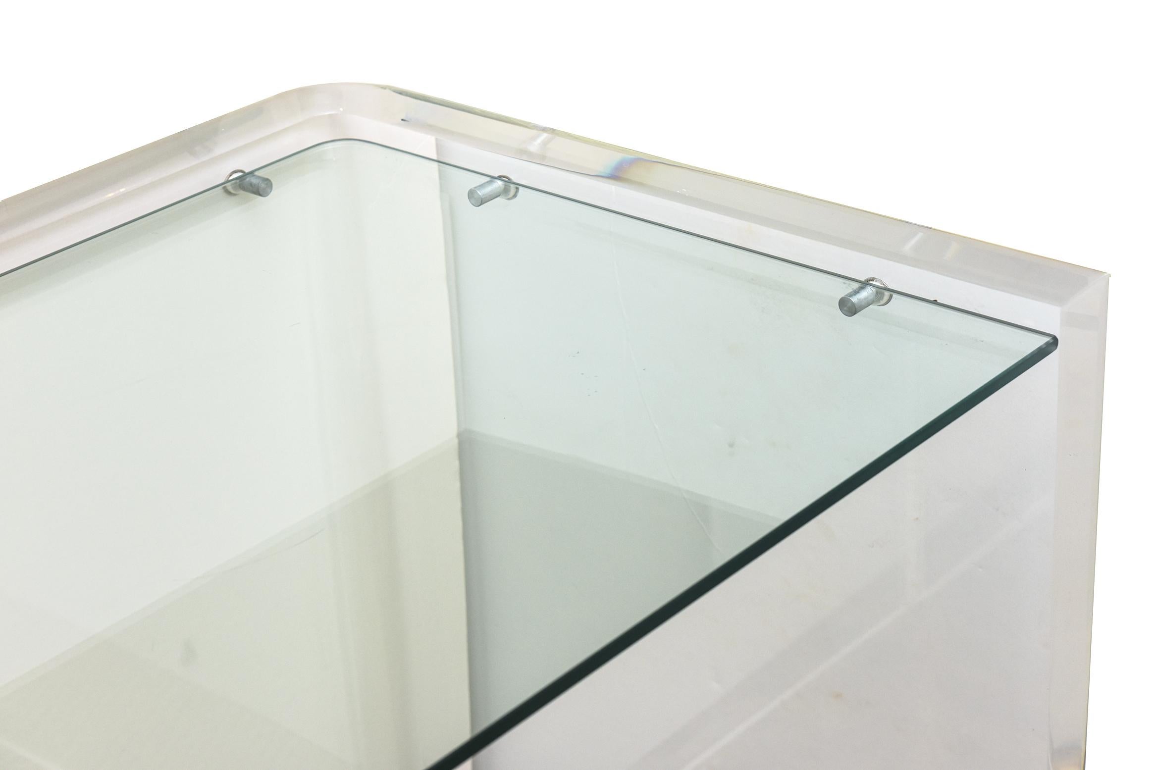 Escritorio flotante vintage de lucita, cristal, acero y lacado blanco con 2 cajones finales del siglo XX en venta
