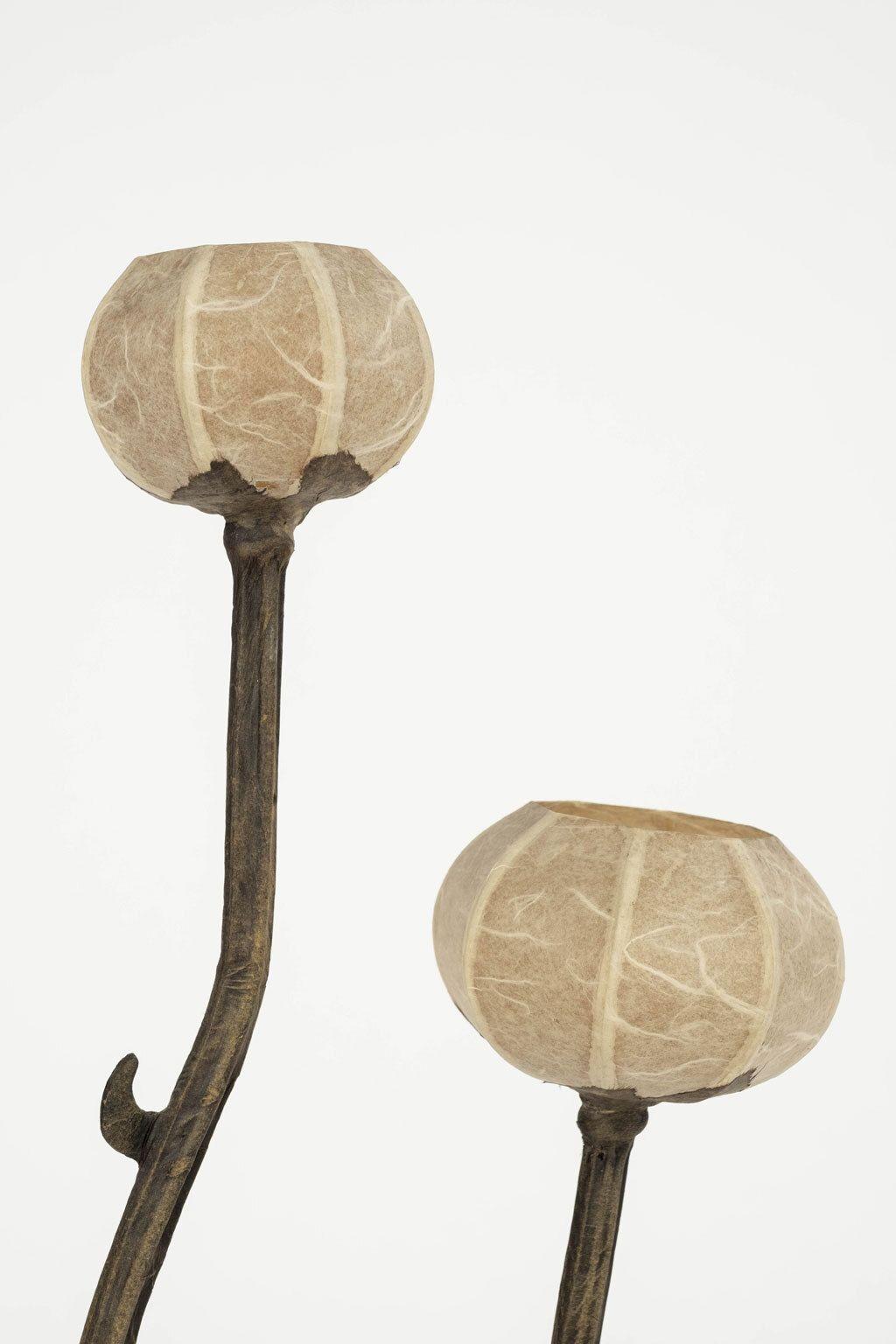 Lampe de table vintage à fleurs personnalisée circa 1950-1979. Lampe personnalisée composée de papier, fil de fer, bois et papier mâché. Les abat-jour sont des fleurs en papier. Tous peints à la main. Nouvellement câblé pour une utilisation aux