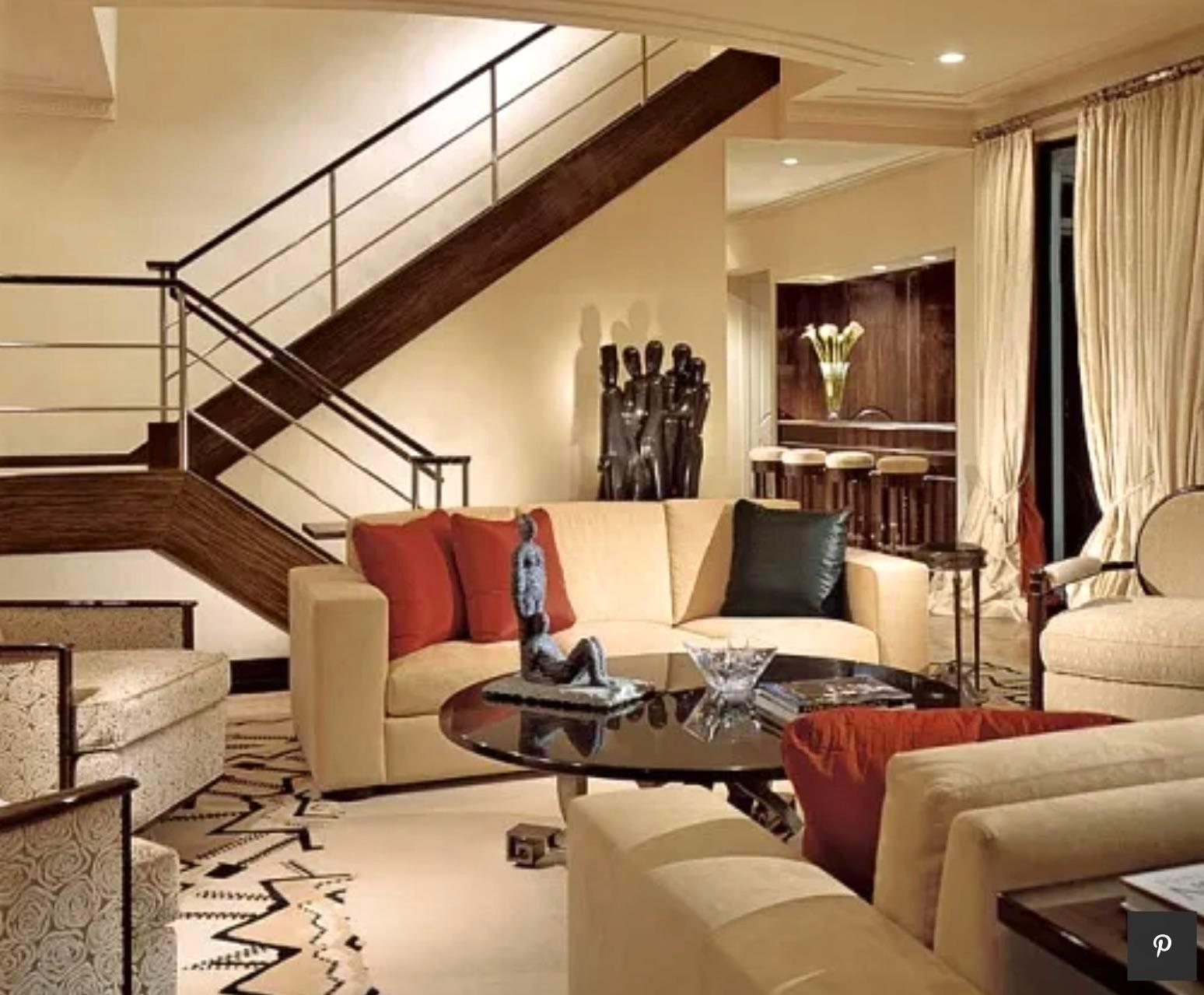 Ein spektakuläres Paar von Vintage Deco Lounge Stühlen. Der ikonische Geoffrey Bradfield hat es nach Maß gebaut und in einem außergewöhnlichen Anwesen in Palm Beach installiert. Erschienen in der November-Ausgabe 2006 von Architectural Digest. Siehe