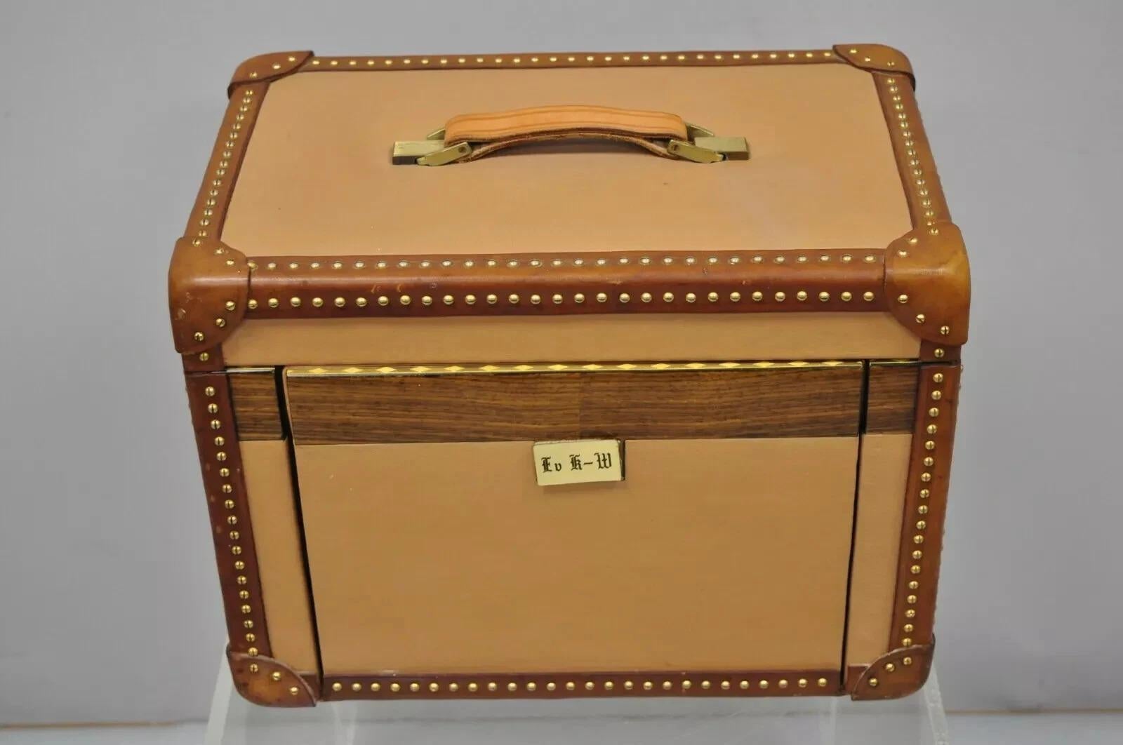 Vintage Custom Italian Leather Toiletry Box Case Travel Trunk w / Brass Nail Trim. Der Artikel ist mit Messingschrauben und -nägeln verziert, hat braune Lederecken und -besätze, einen Lederrahmen und ein Spiegelinterieur mit Lederfutter.