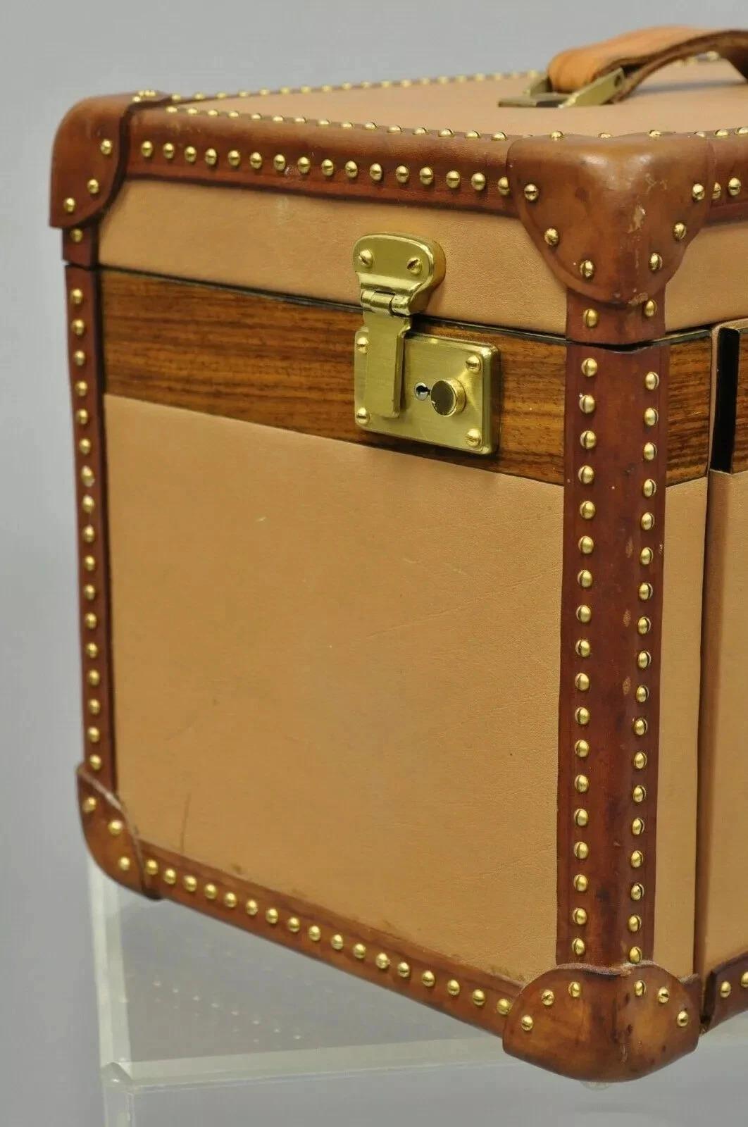 Vintage Custom Italian Leather Toiletry Box Case Travel Trunk w / Messing-Nagel trimmen (Unbekannt) im Angebot