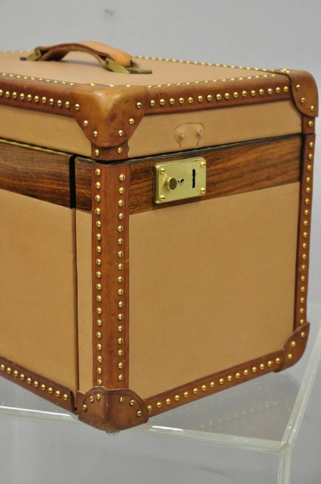 Vintage Custom Italian Leather Toiletry Box Case Travel Trunk w / Messing-Nagel trimmen (20. Jahrhundert) im Angebot