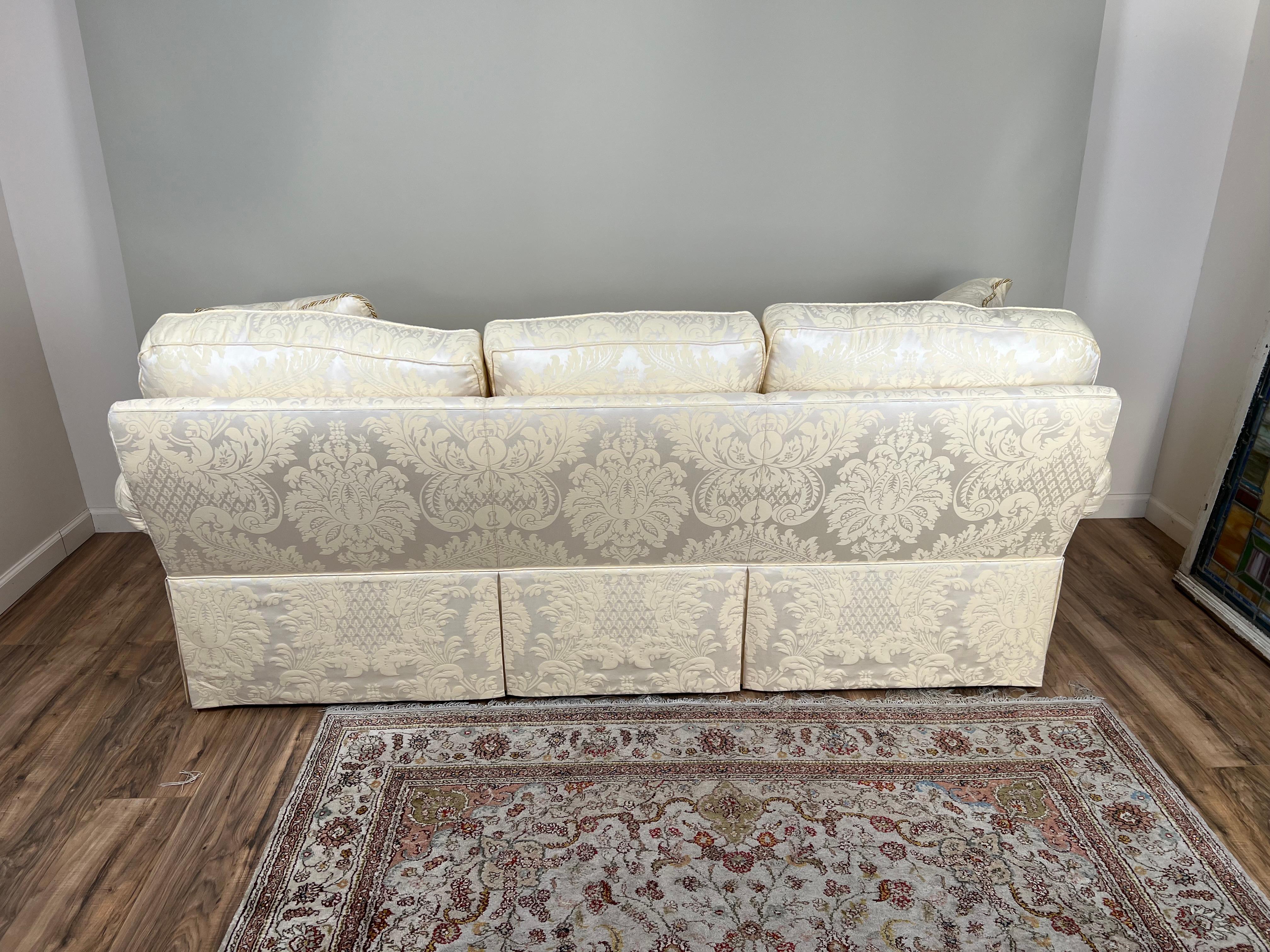 Sofá tapizado Vintage Custom Marfil de Stickley Estadounidense en venta