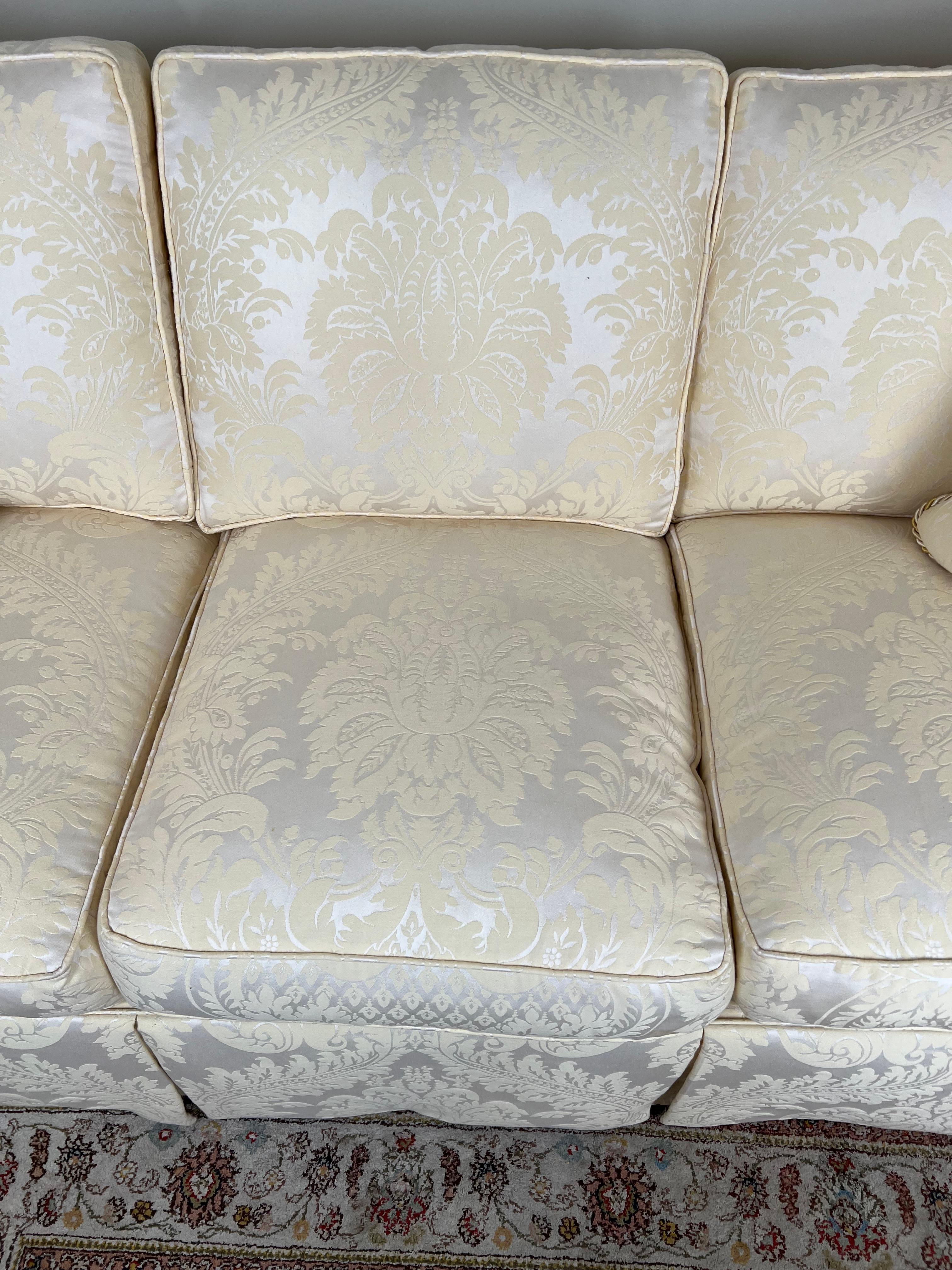 Sofá tapizado Vintage Custom Marfil de Stickley Damasco en venta