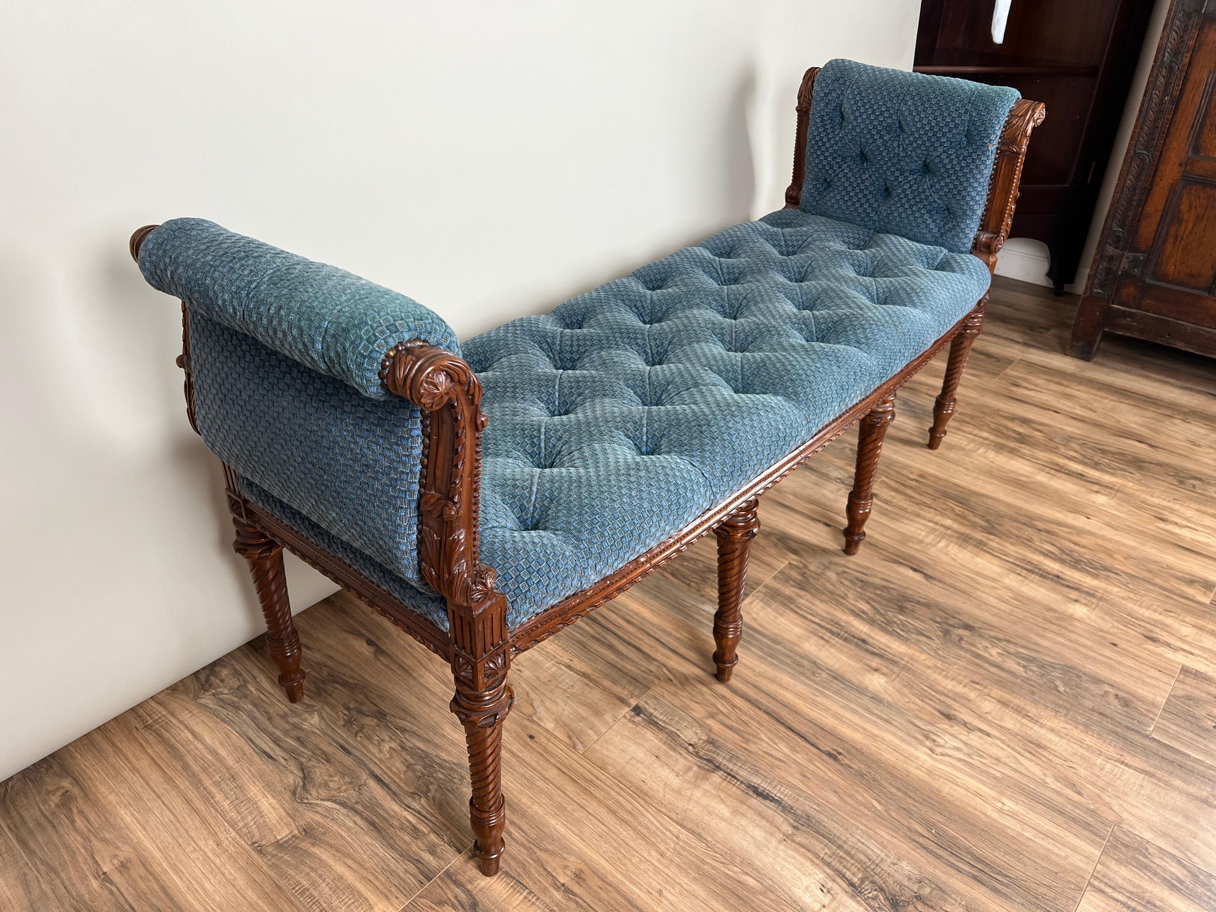 Sculpté Siège de fenêtre vintage en noyer, style Louis XVI, fait sur mesure en vente