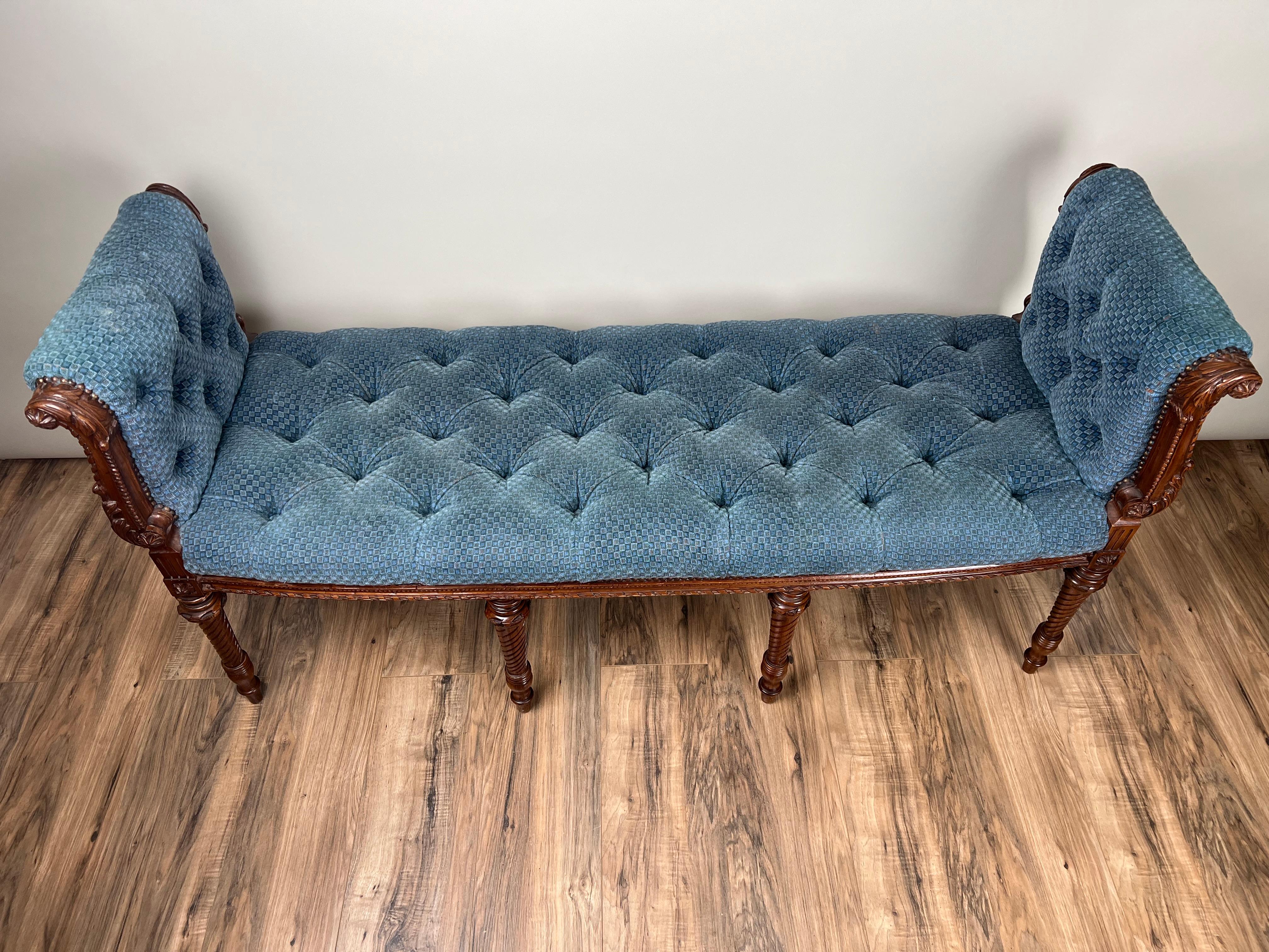 Siège de fenêtre vintage en noyer, style Louis XVI, fait sur mesure Bon état - En vente à Westfield, MA