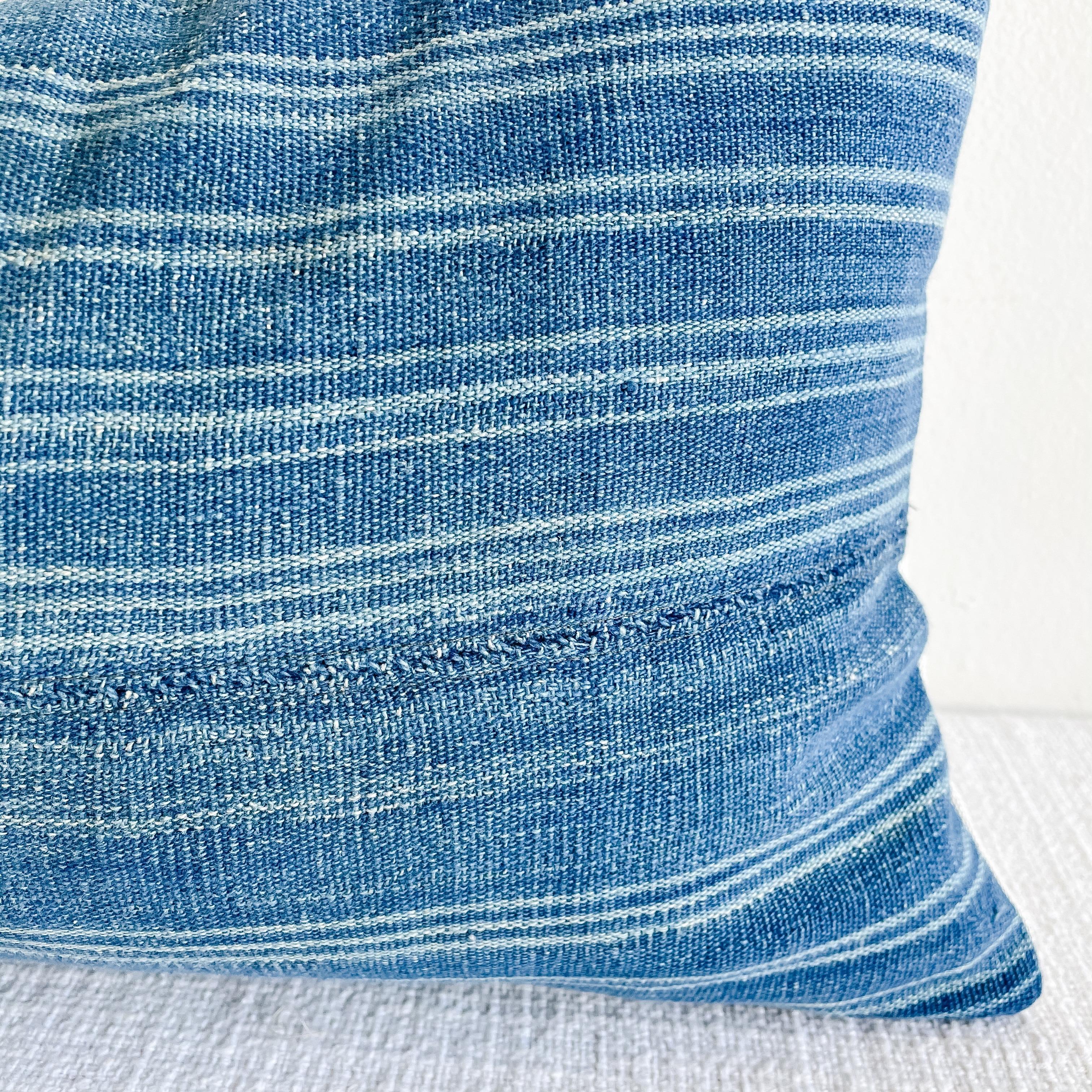 20ième siècle Coussin d'appoint vintage fait sur mesure en batik bleu avec insert de plumes de duvet en vente