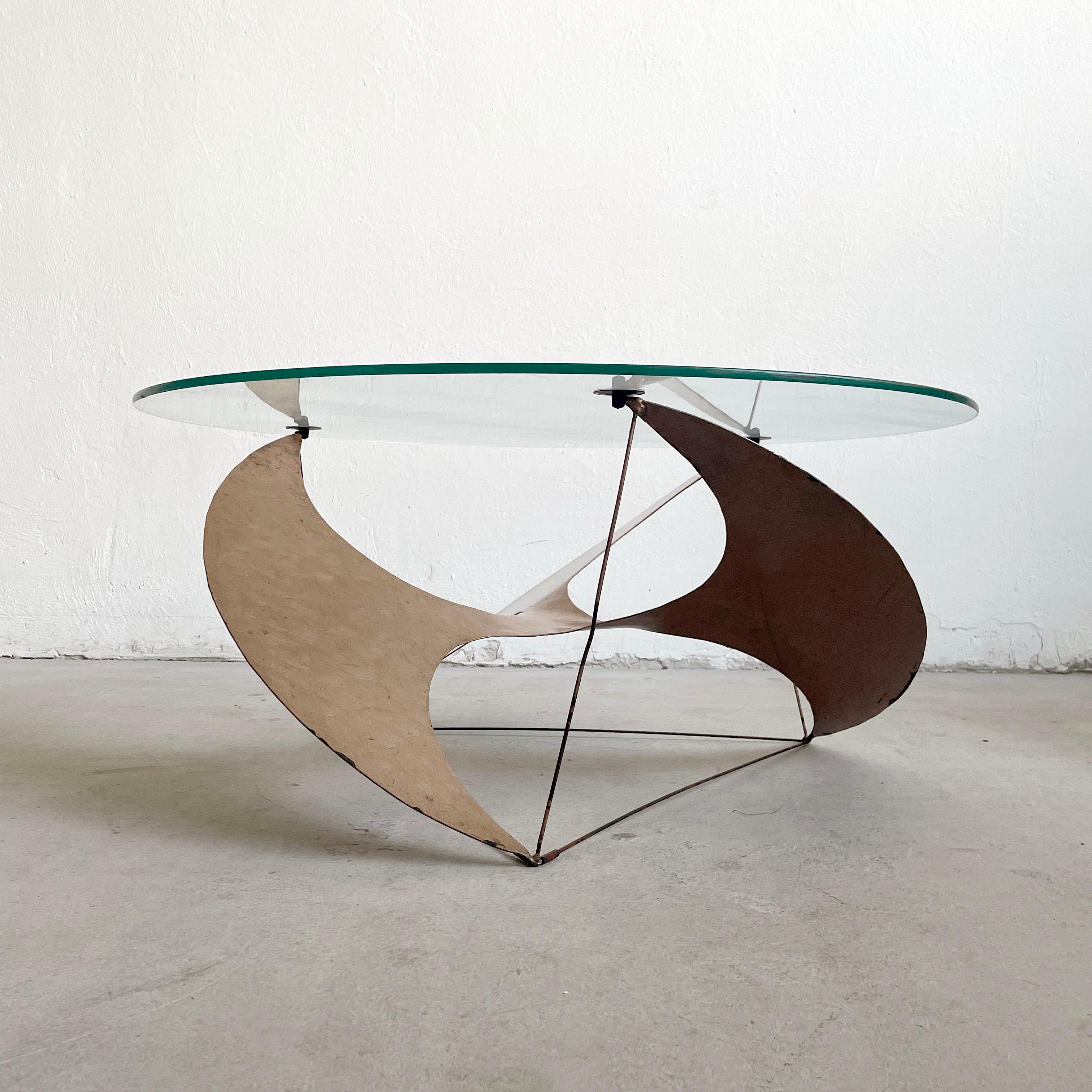A little piece of art, an unique one-of-a-kind vintage sculptural custom made artisan coffee table from the 1970's with beautiful patina.

The base of the table is propeller shaped and could have been inspired by the design of Knut Hesterberg.

The