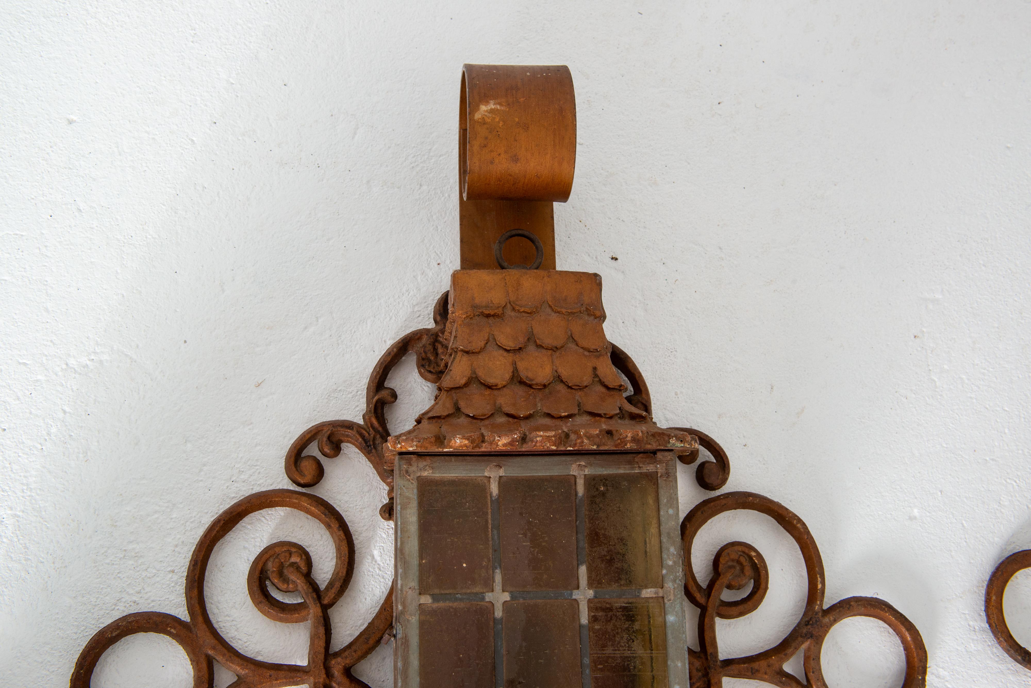 Vintage CUSTOM MADE vergoldetes Eisen Laterne Wandleuchten von Fine Estate (amerikanisch) im Angebot