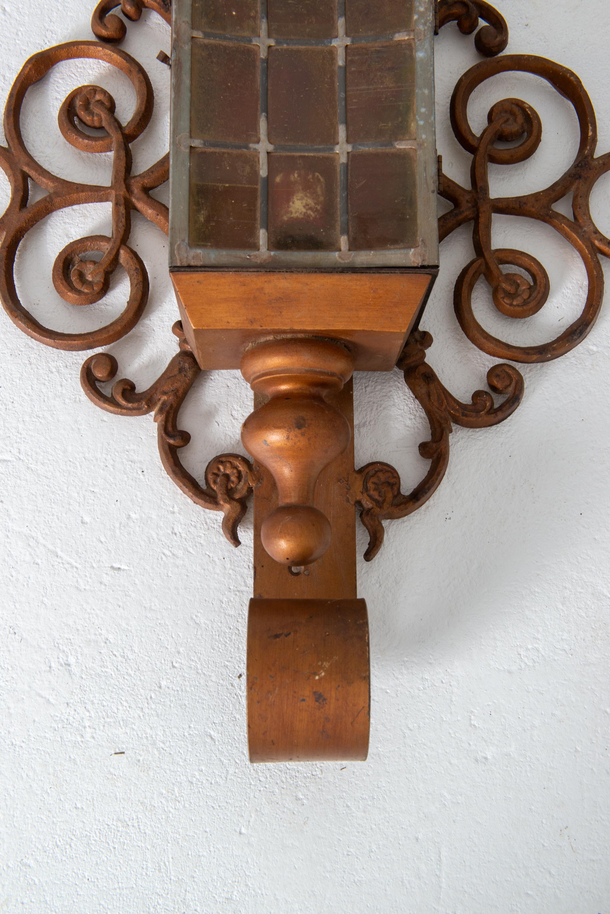 Vintage CUSTOM MADE vergoldetes Eisen Laterne Wandleuchten von Fine Estate (Handgefertigt) im Angebot