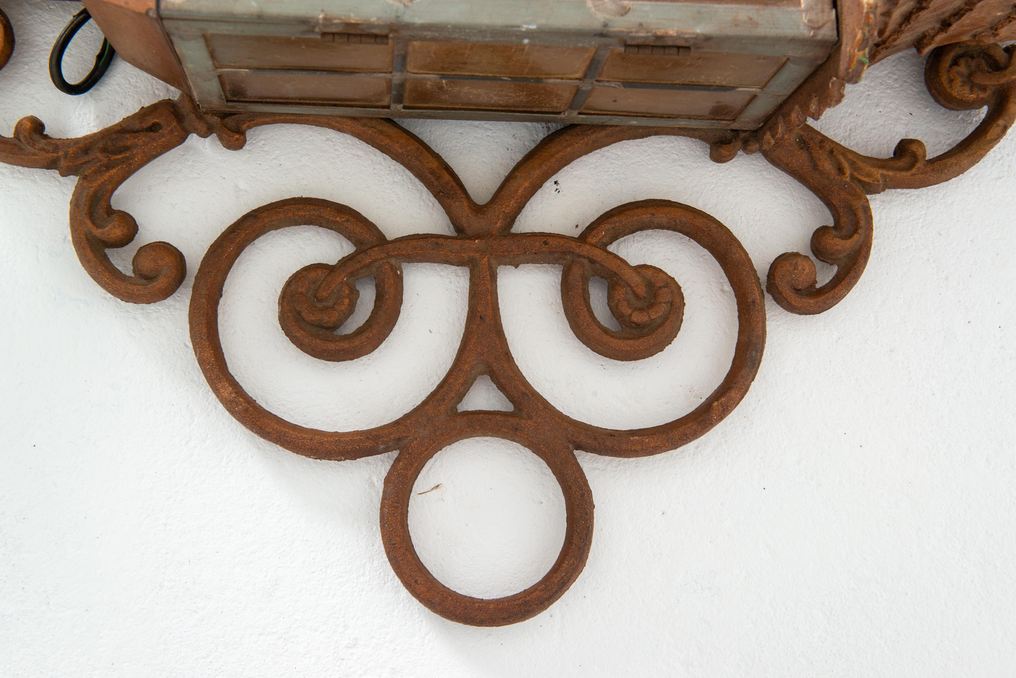 Vintage CUSTOM MADE vergoldetes Eisen Laterne Wandleuchten von Fine Estate im Angebot 1