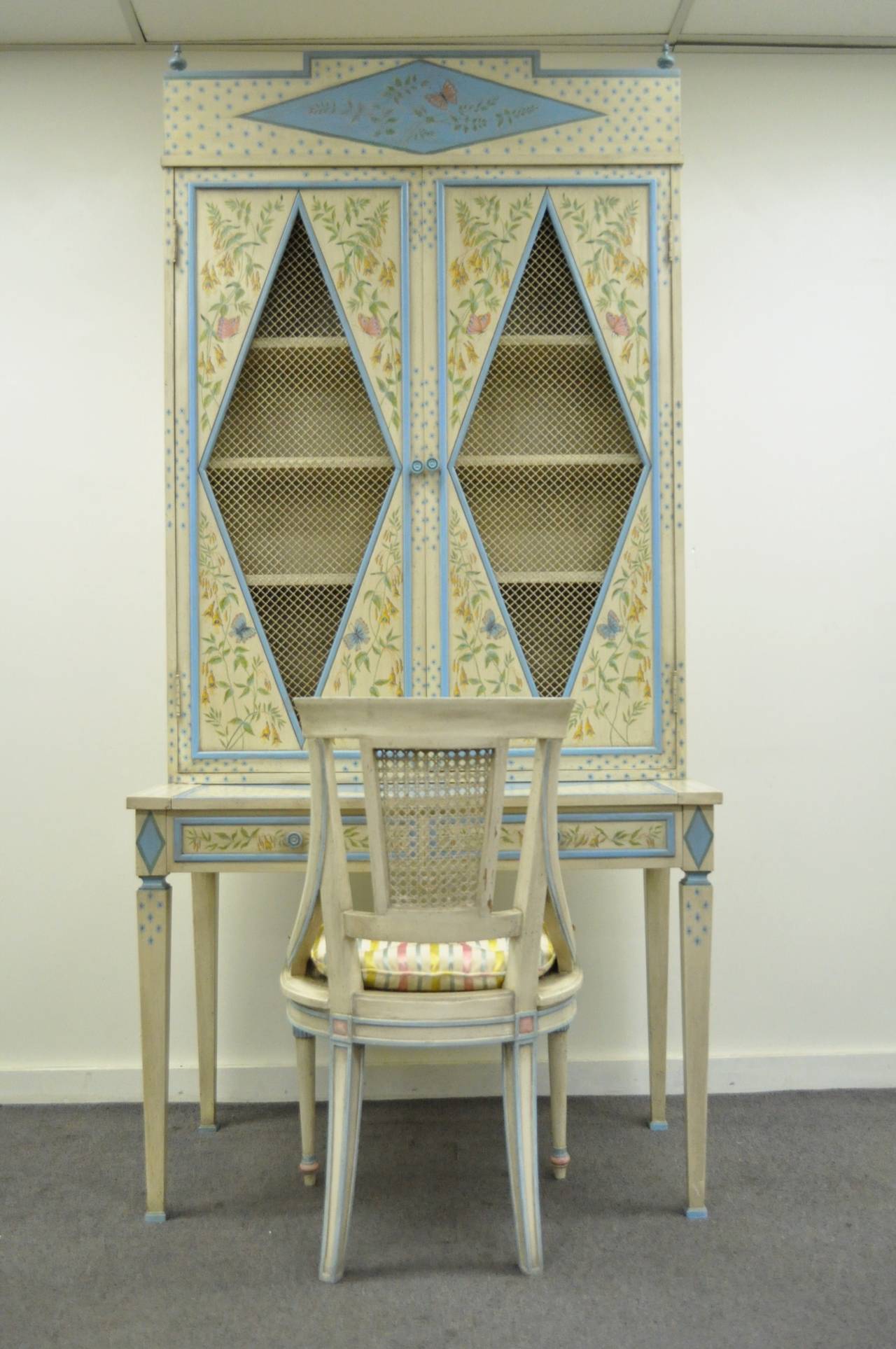 Magnifique bureau secrétaire vintage peint à la main, en deux parties, avec chaise assortie. Les pièces sont peintes dans un style italien fantaisiste, principalement en bleu et blanc cassé, avec des motifs complexes d'oiseaux et de fleurs sur le