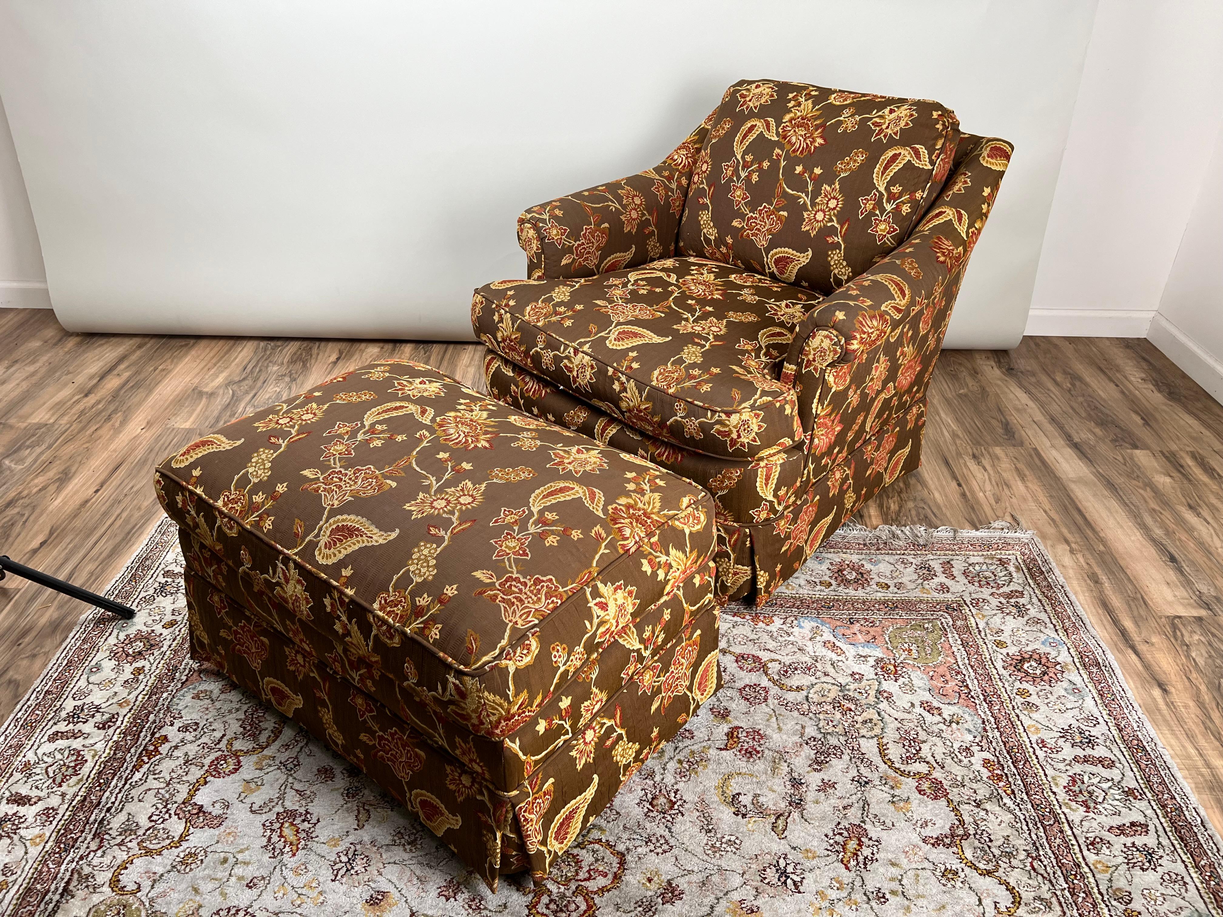 Classico americano Sedia da club imbottita e ottomana vintage personalizzata in vendita