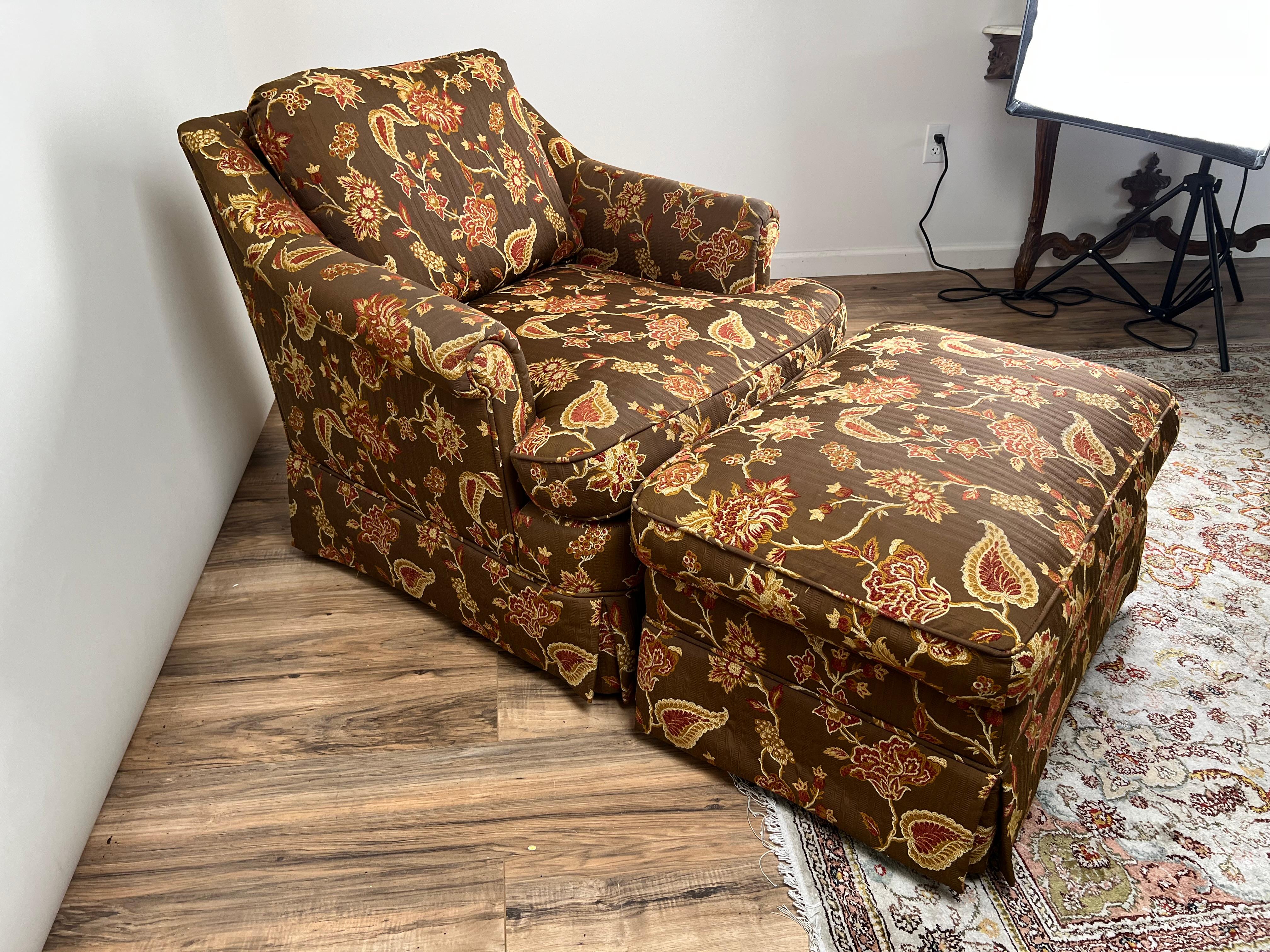Sedia da club imbottita e ottomana vintage personalizzata In condizioni buone in vendita a Westfield, MA