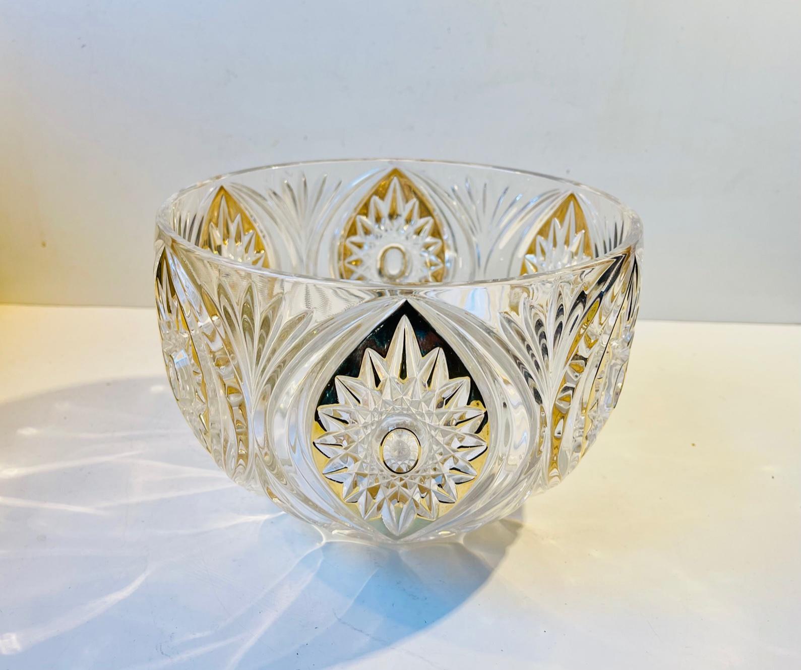 Coupe de centre de table de Bohème en cristal au plomb décoré d'émail doré et d'étoiles taillées et d'impressions florales. Il a été fabriqué en République tchèque (Bohème) vers 1940-50. Mesures : Diamètre : 23 cm, hauteur : 16 cm.