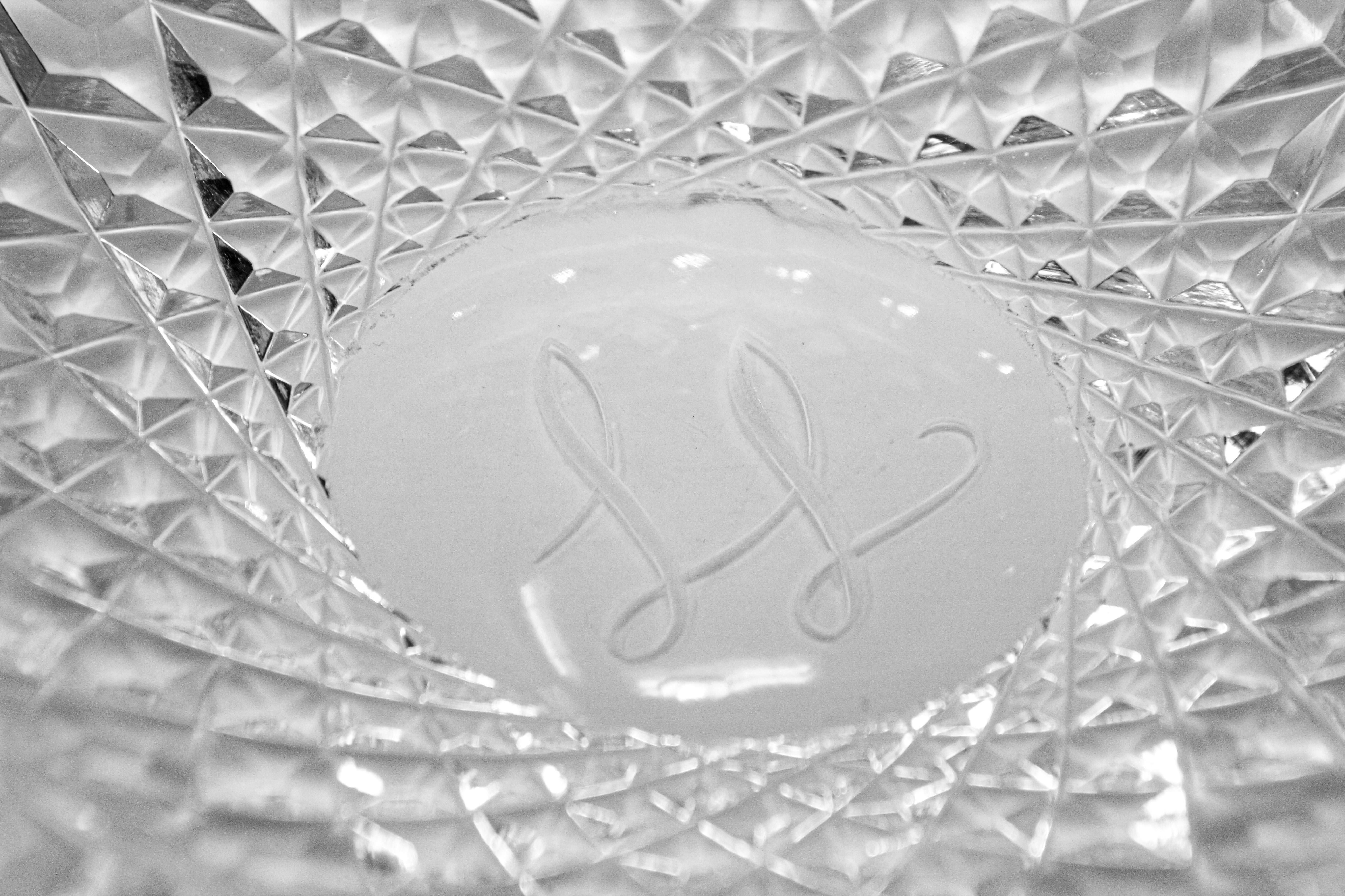 Aschenbecher aus klarem Glas mit geschliffenem Kristall, Monogrammiert im Angebot 10