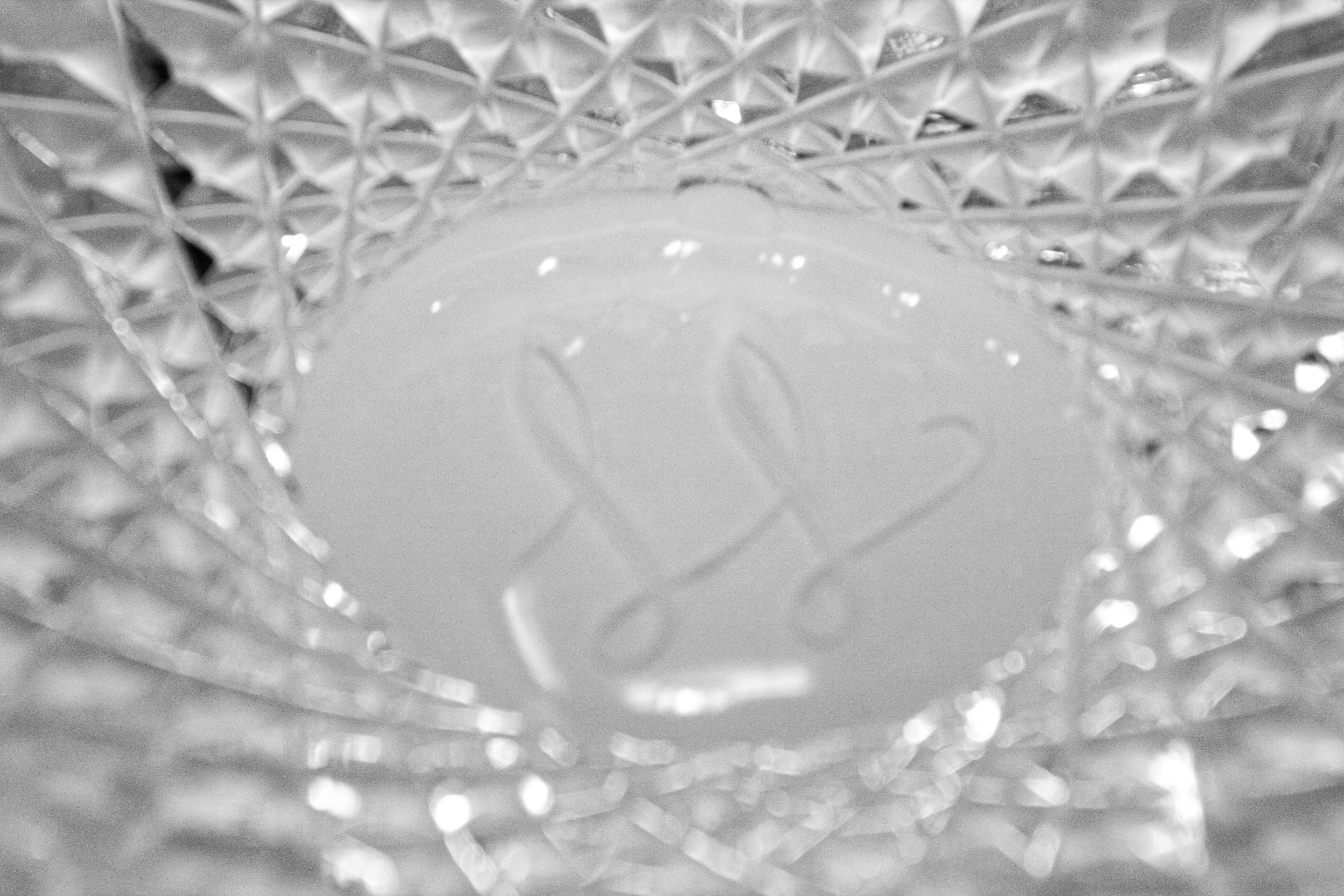 Aschenbecher aus klarem Glas mit geschliffenem Kristall, Monogrammiert im Angebot 11