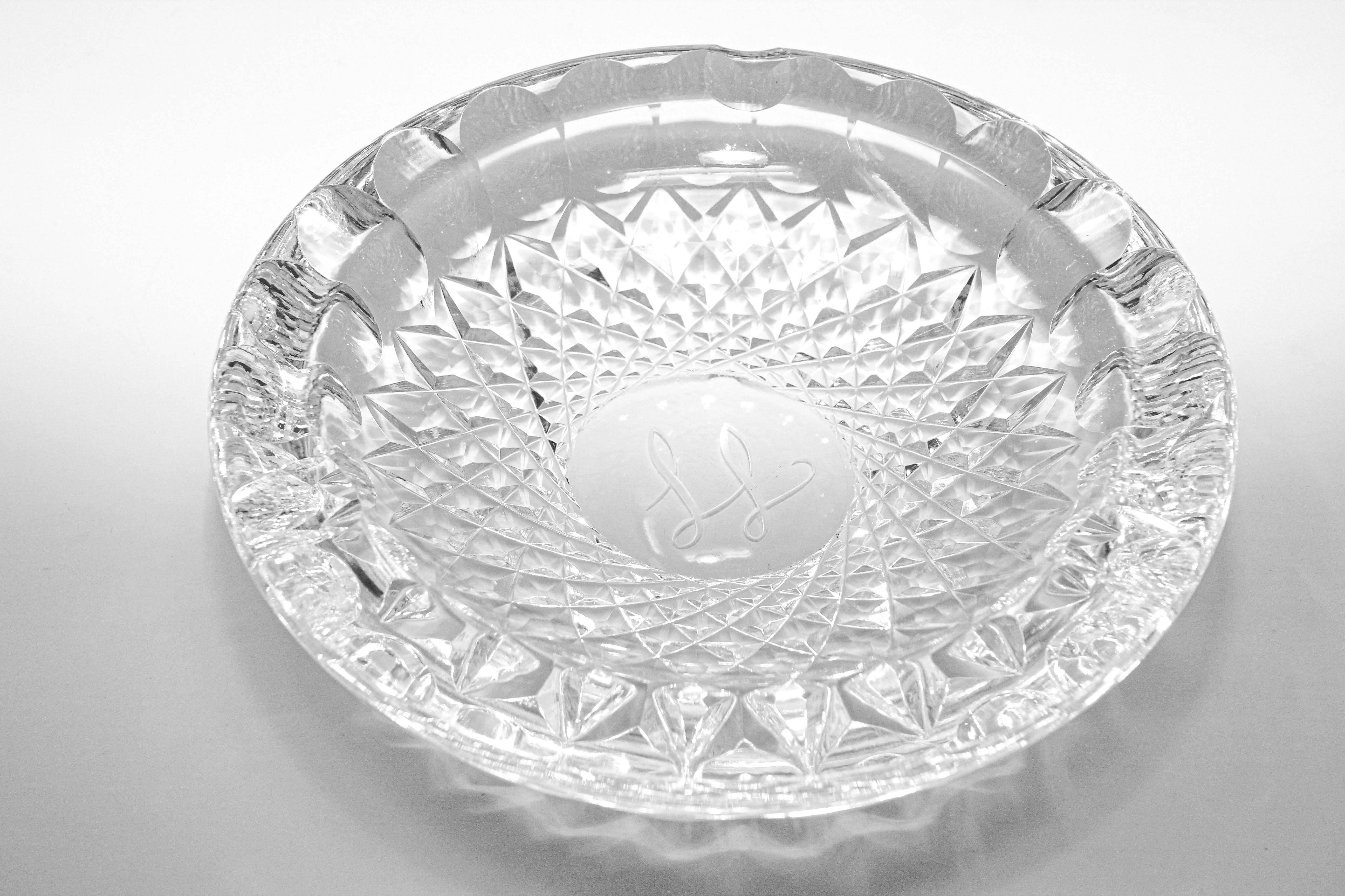 Aschenbecher aus klarem Glas mit geschliffenem Kristall, Monogrammiert im Angebot 13