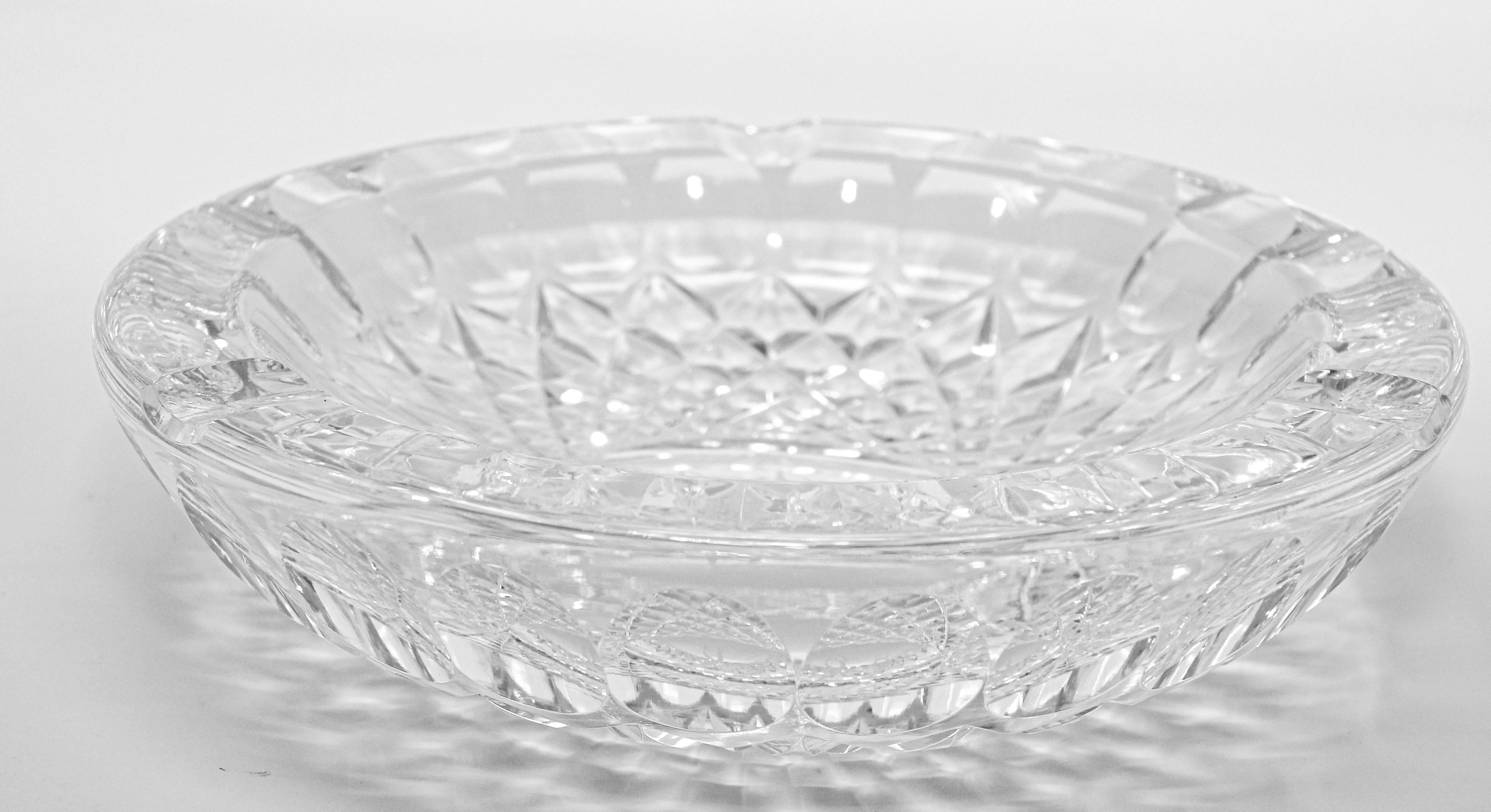 Aschenbecher aus klarem Glas mit geschliffenem Kristall, Monogrammiert (Moderne) im Angebot