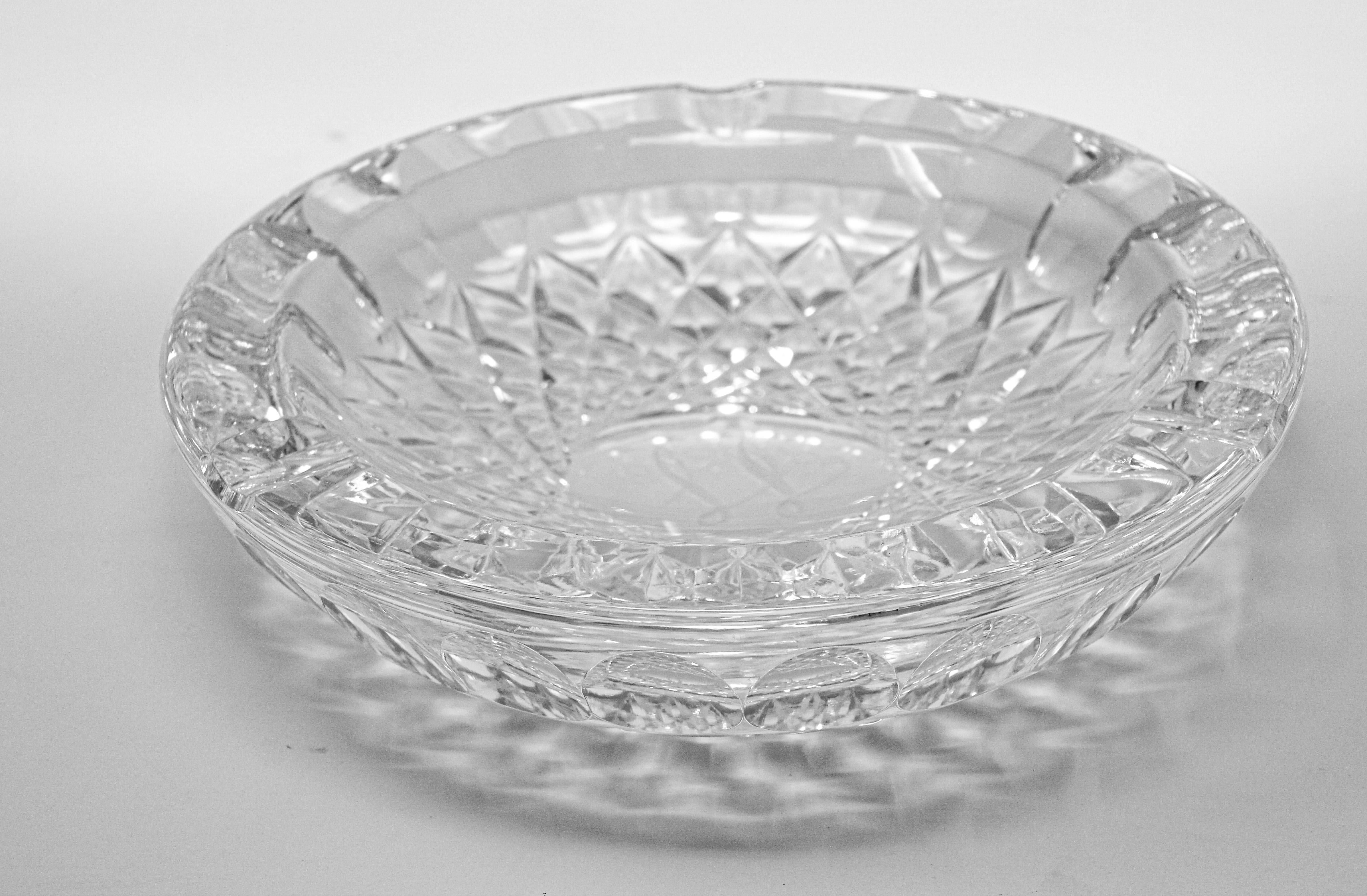Aschenbecher aus klarem Glas mit geschliffenem Kristall, Monogrammiert (Italienisch) im Angebot