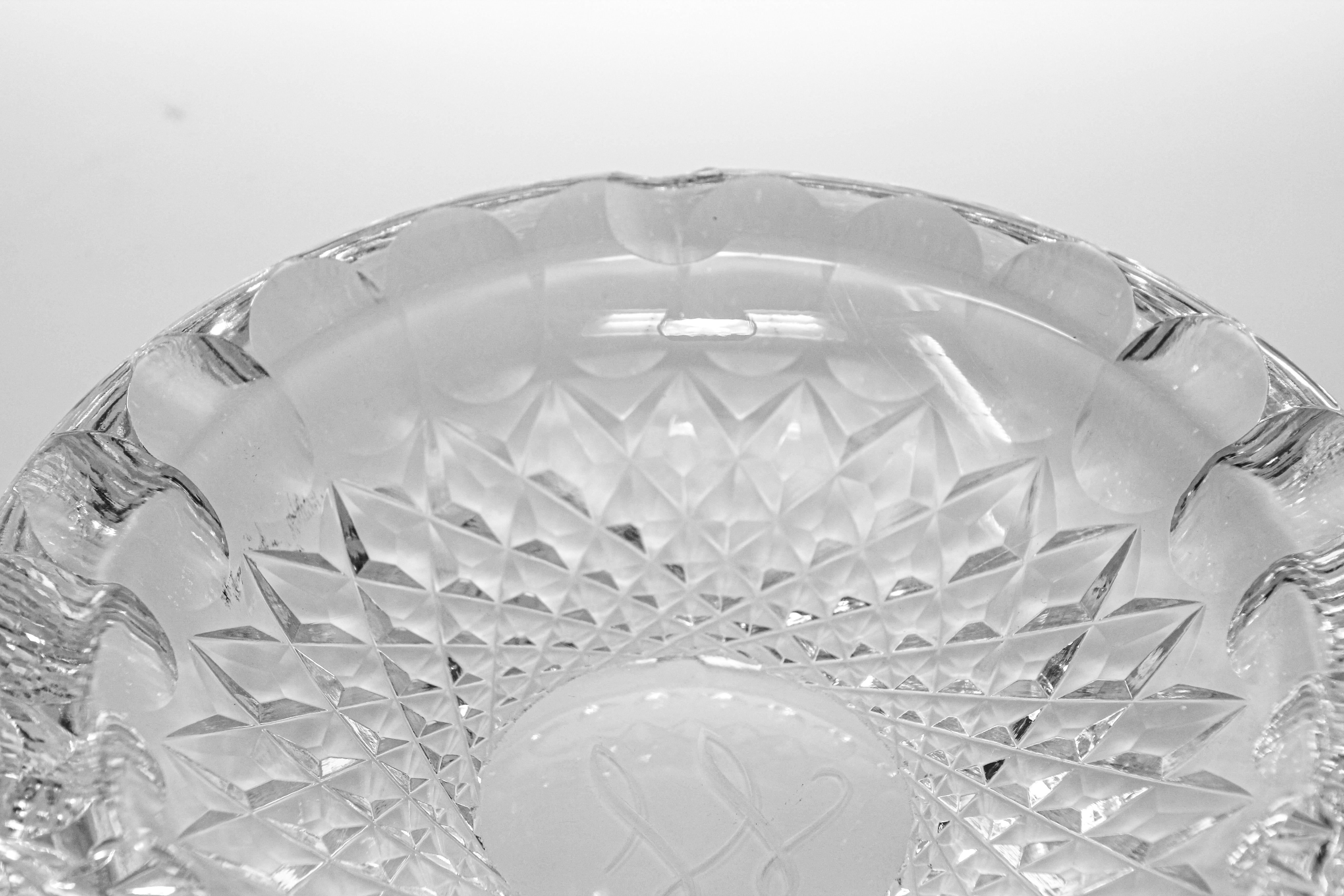 Aschenbecher aus klarem Glas mit geschliffenem Kristall, Monogrammiert (Handgefertigt) im Angebot