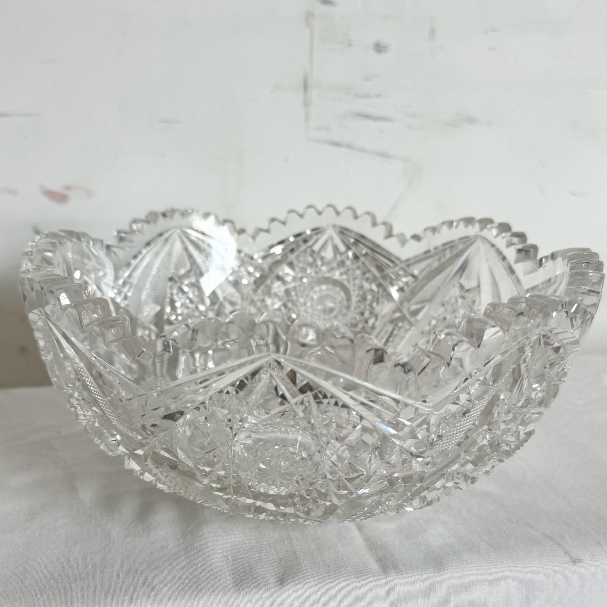 Ajoutez une élégance intemporelle à votre intérieur avec cette coupe en cristal taillé vintage à bords en dents de scie. Doté de découpes complexes et d'un bord en dents de scie, ce bol est parfait comme pièce centrale décorative ou comme pièce de