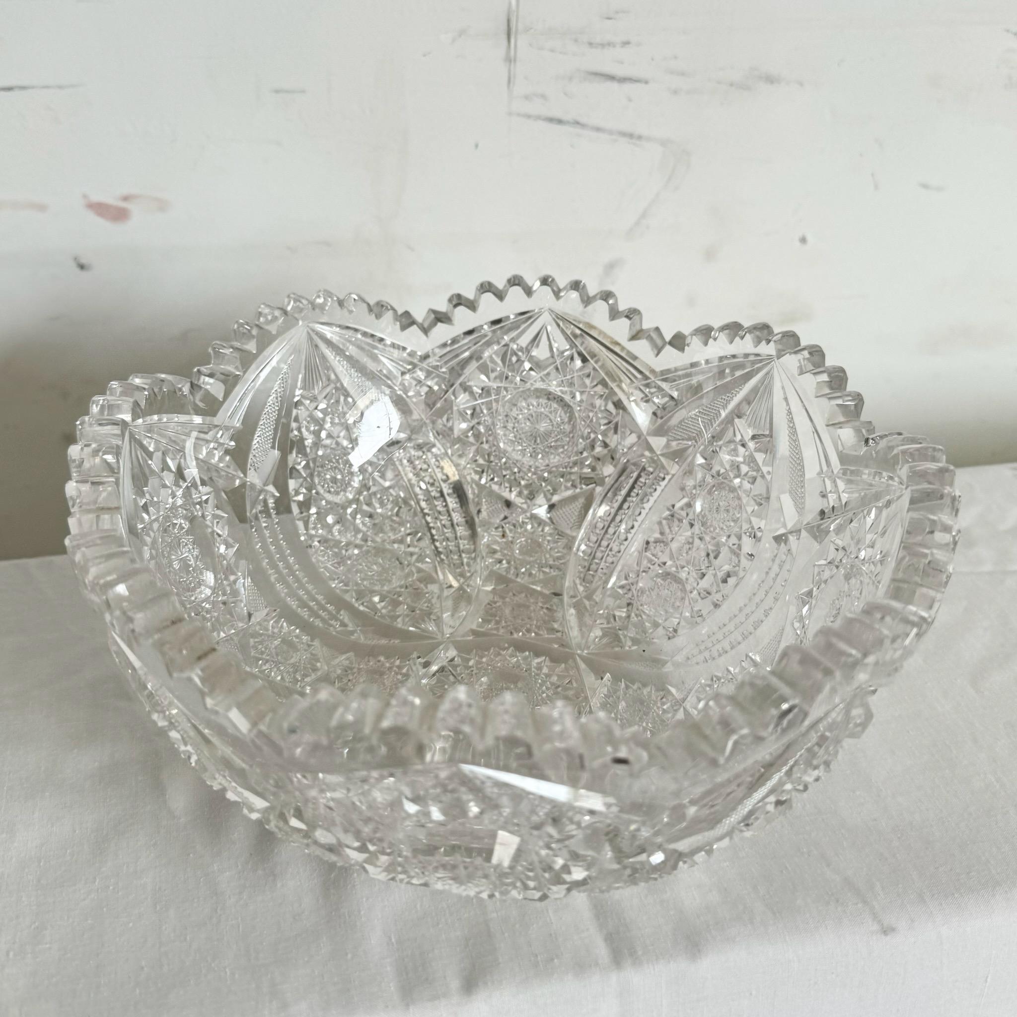 Inconnu Bol en cristal taillé vintage à bords en dents de scie en vente