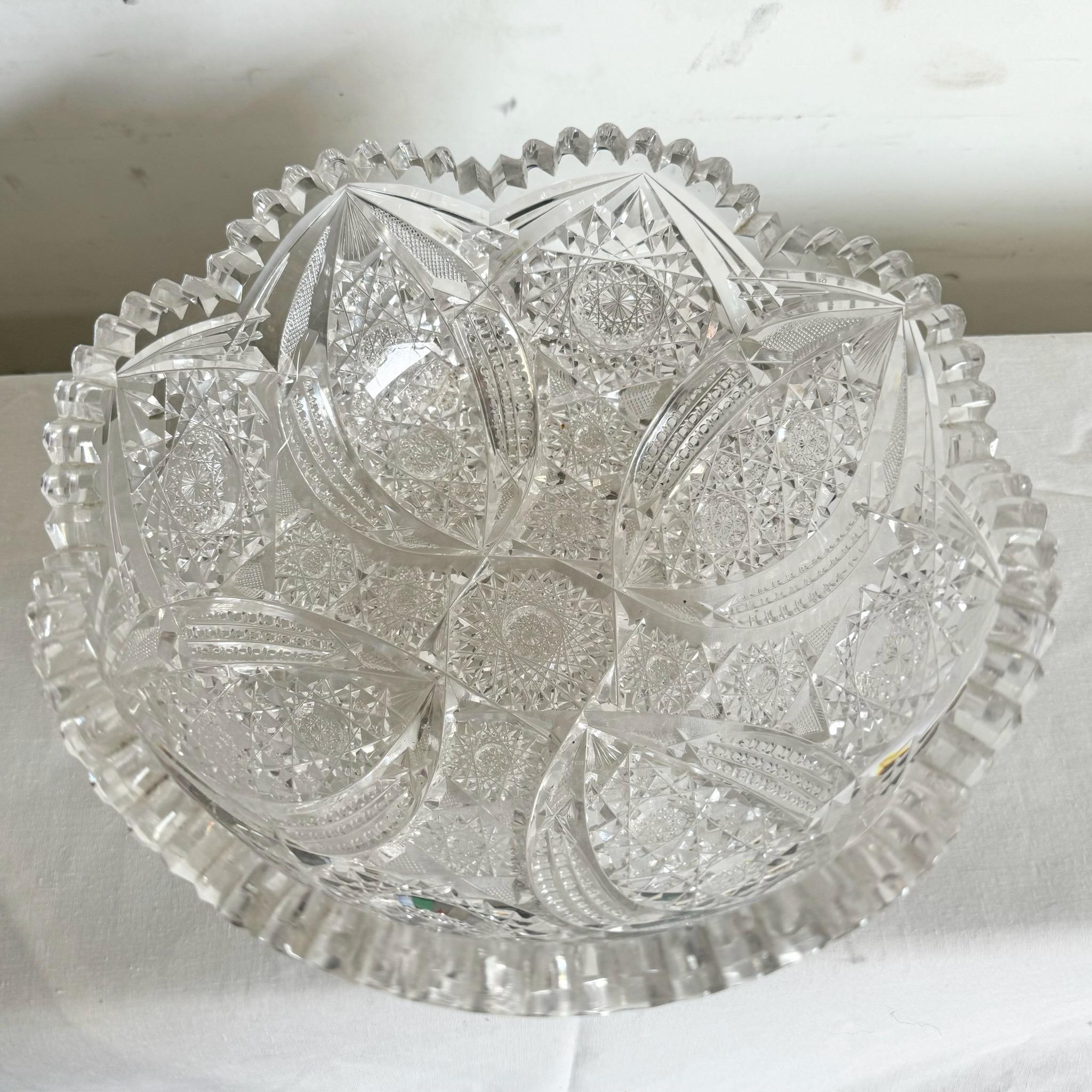 20ième siècle Bol en cristal taillé vintage à bords en dents de scie en vente