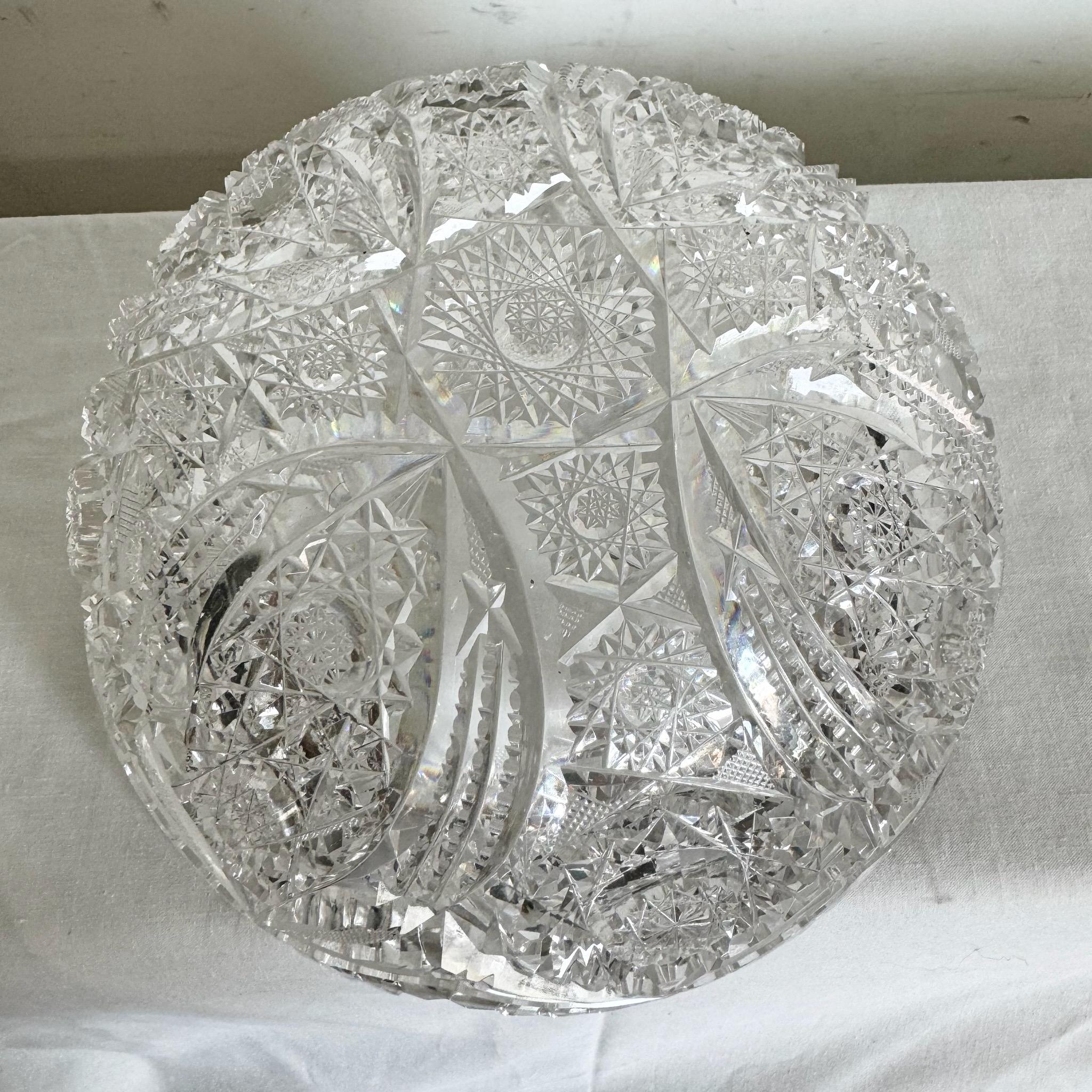 Cristal Bol en cristal taillé vintage à bords en dents de scie en vente